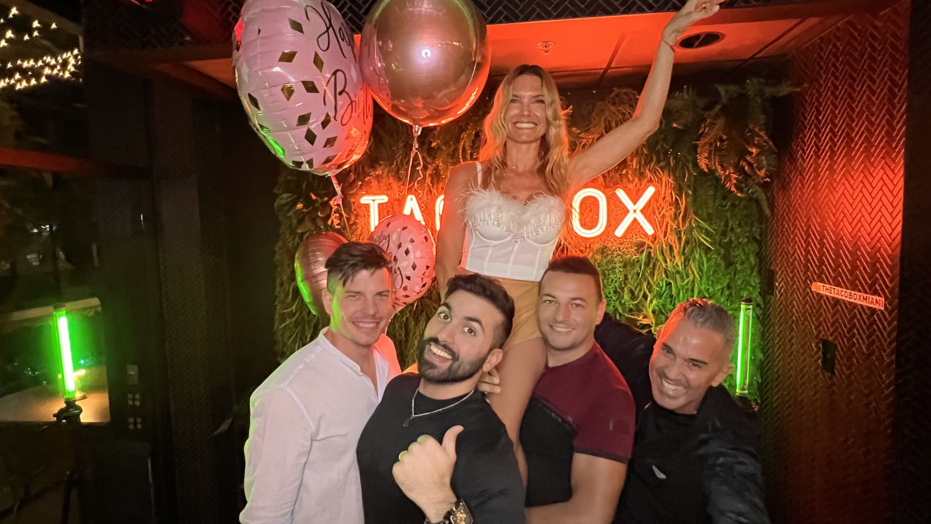 Sofía Zámolo y amigos festejando su cumpleaños en Taco Box