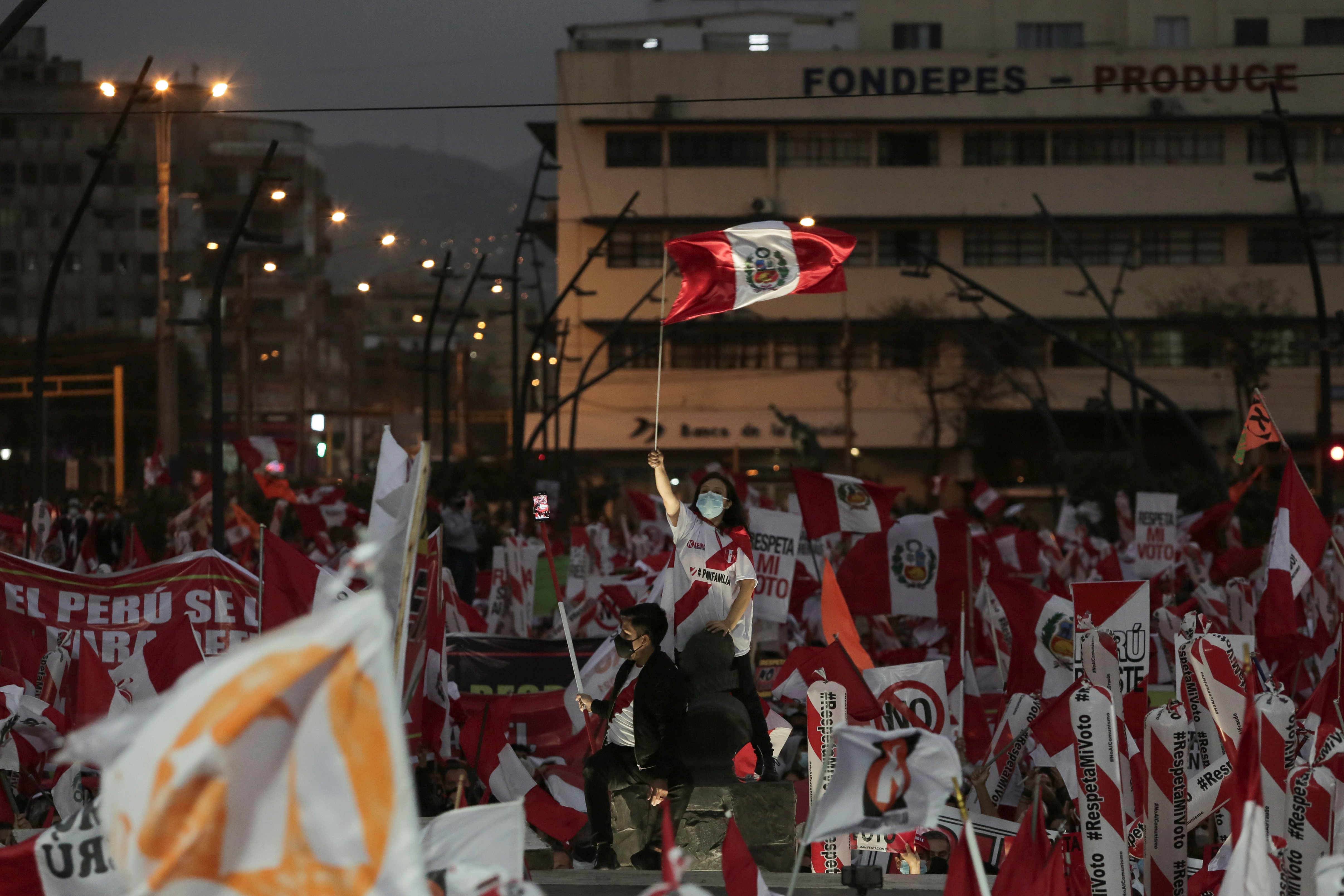 Una multitud de manifestantes y banderas en la marcha que defiende a Keiko Fujimori 
