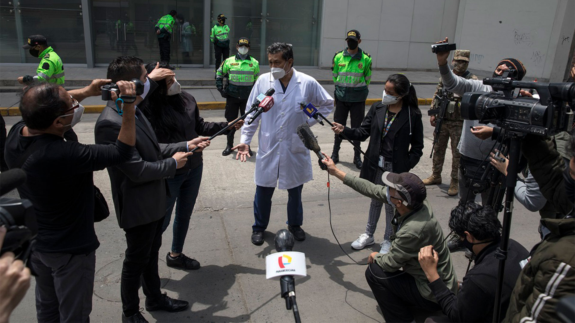 Germán Málaga era el jefe del ensayo clínico de la vacuna china en Perú y quien manejó la nómina de los vacunados VIP. Él se aplicó tres dosis del desarrollo contra el coronavirus, en vez de las dos indicadas científicamente (AP)