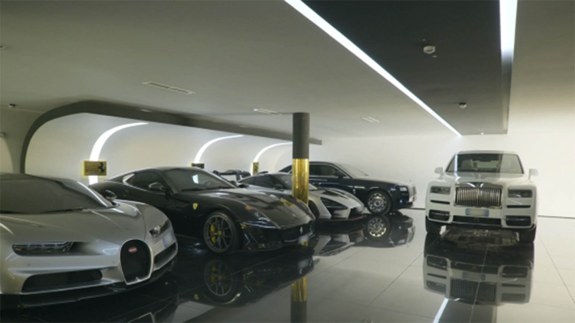 Otra toma del garage con el Rolls Royce de CR7 de fondo (Captura Netflix)