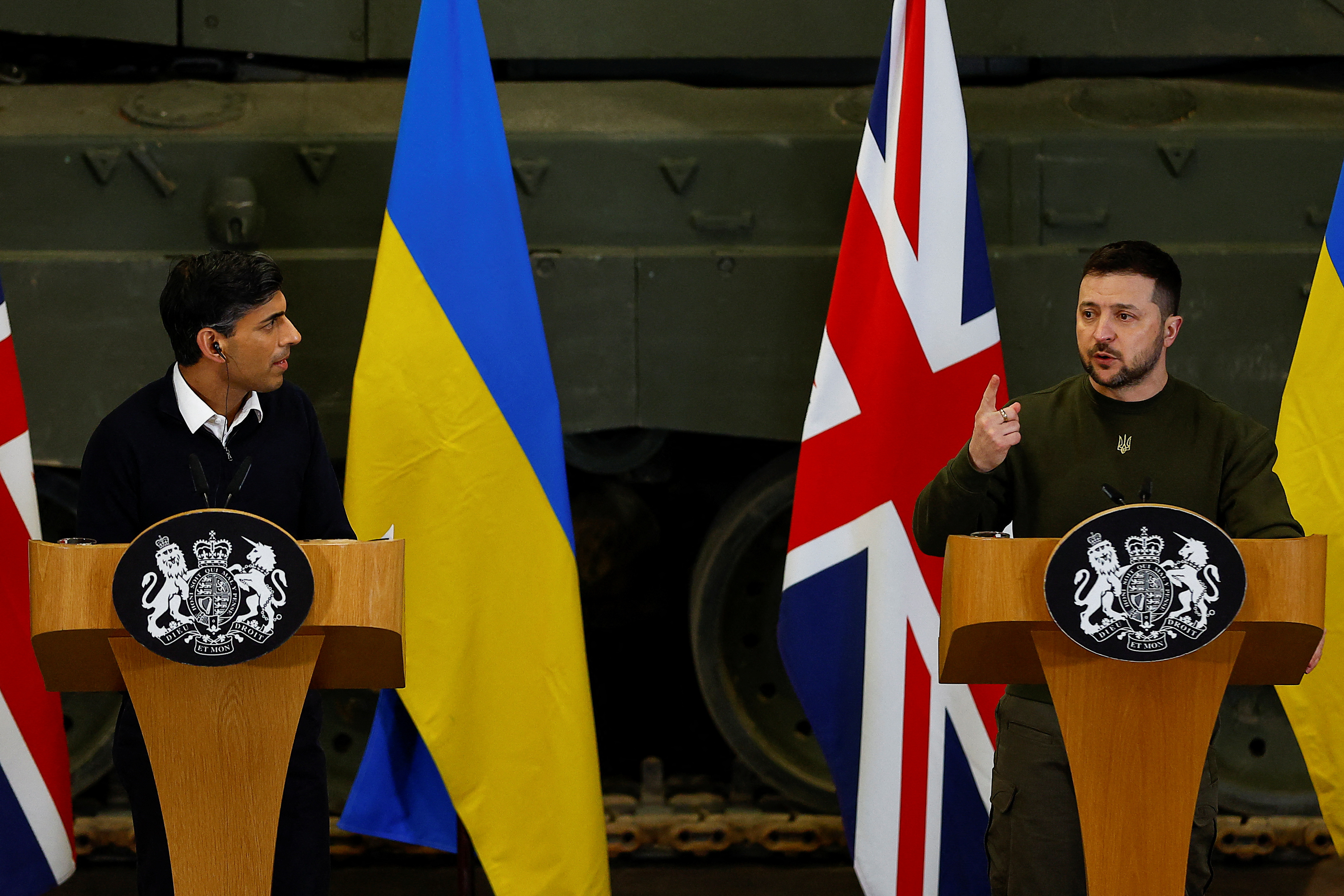 El presidente de Ucrania, Volodimir Zelensky, y el primer ministro británico, Rishi Sunak, ofrecen una rueda de prensa en un campamento militar, en el condado de Dorset, Gran Bretaña, el 8 de febrero de 2023. REUTERS/Peter Nicholls/Pool/Archivo