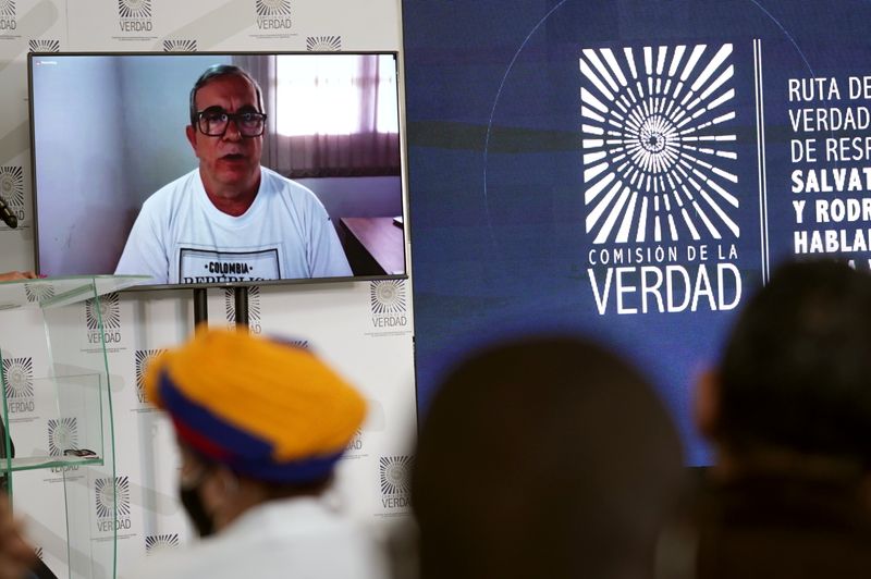 El exjefe de la desmovilizada guerrilla de las FARC Rodrigo Londoño rinde un testimonio en una video conferencia  ante la comisión de la verdad en Bogotá, Colombia, 4 de agosto, 2021.  REUTERS/Nathalia Angarita