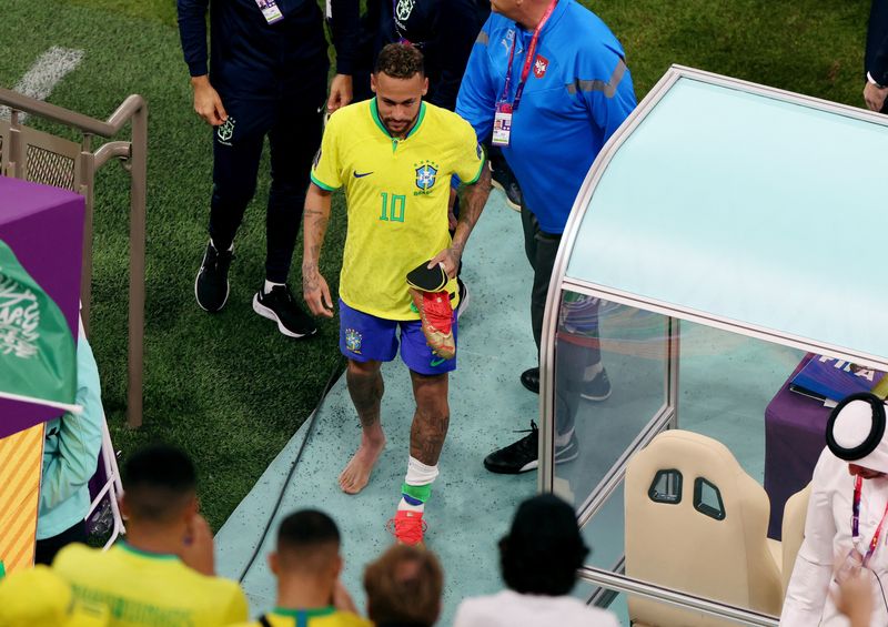 Neymar fue sustituido por una lesión en el tobillo (Reuters/Molly Darlington)