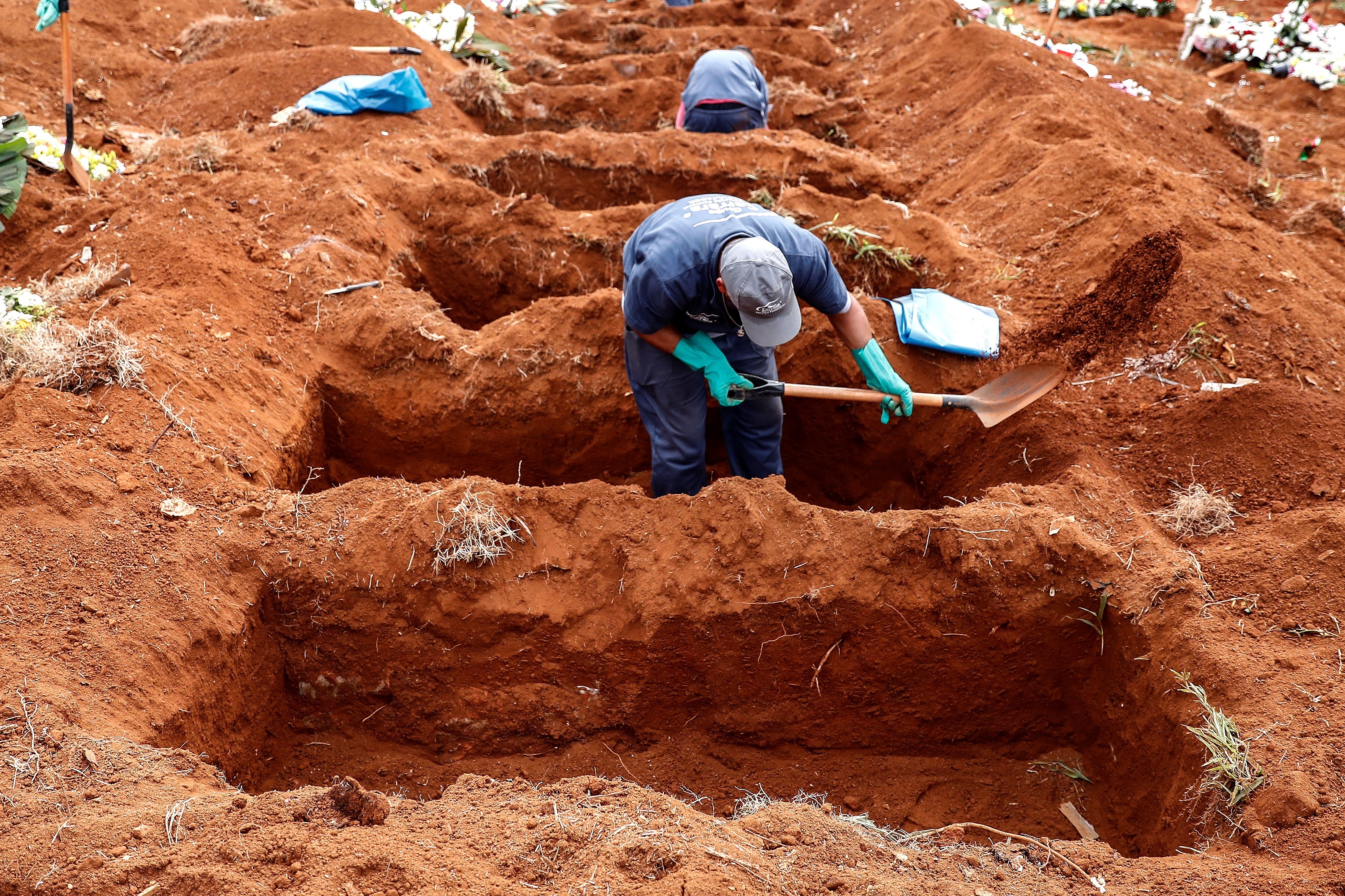 Sepultureros del cementerio de Vila Formosa, el más grande de América Latina, abren nuevas fosas en San Pablo (Brasil) (EFE)
