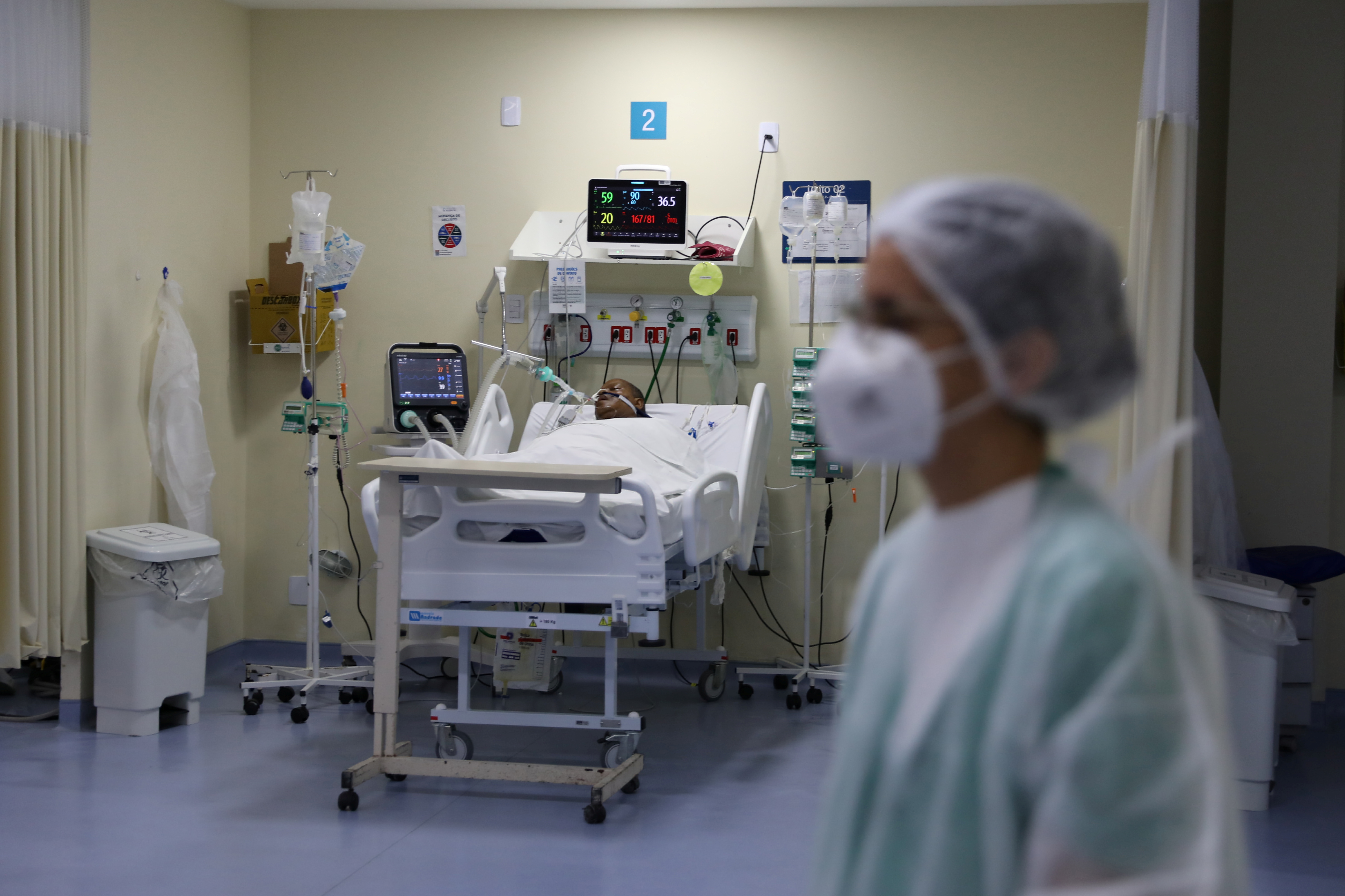 Un trabajador de la salud trata a un paciente con enfermedad por coronavirus (COVID-19) en la Unidad de Cuidados Intensivos (UCI) del Hospital Ronaldo Gazolla, en Río de Janeiro, Brasil, 18 de junio de 2021. REUTERS / Pilar Olivares