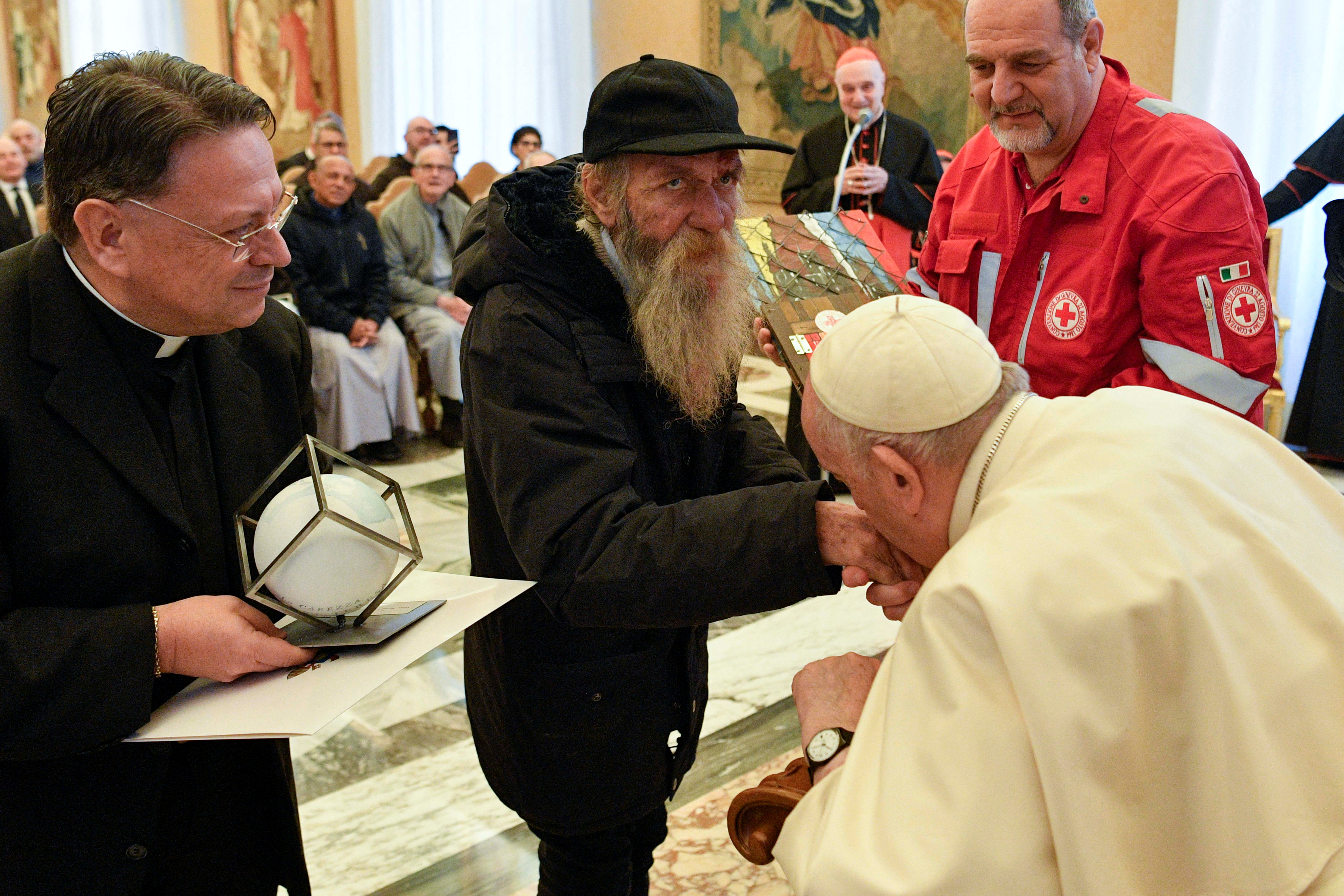 El Papa entregando el reconocimiento (Vatican Media/­Handout via REUTERS)