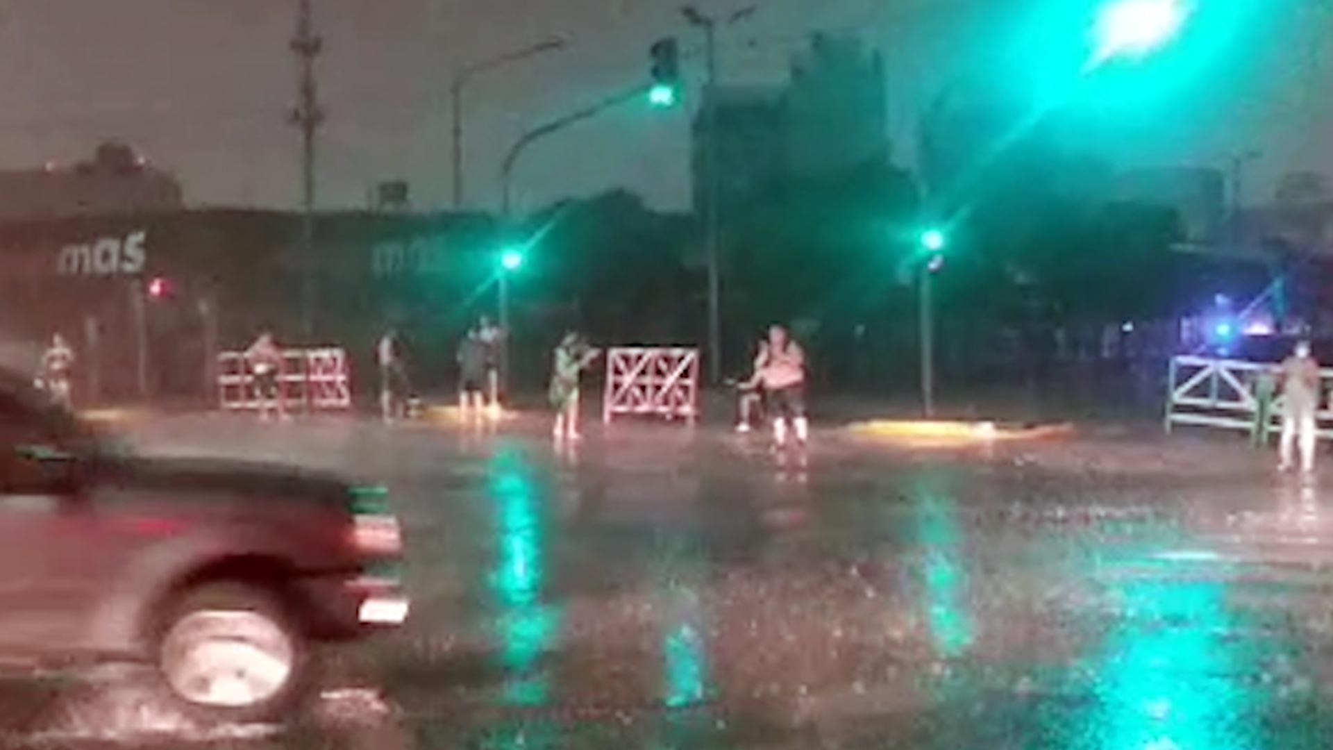 El sábado por la noche hubo protestas bajo la lluvia en el barrio porteño de Nueva Pompeya