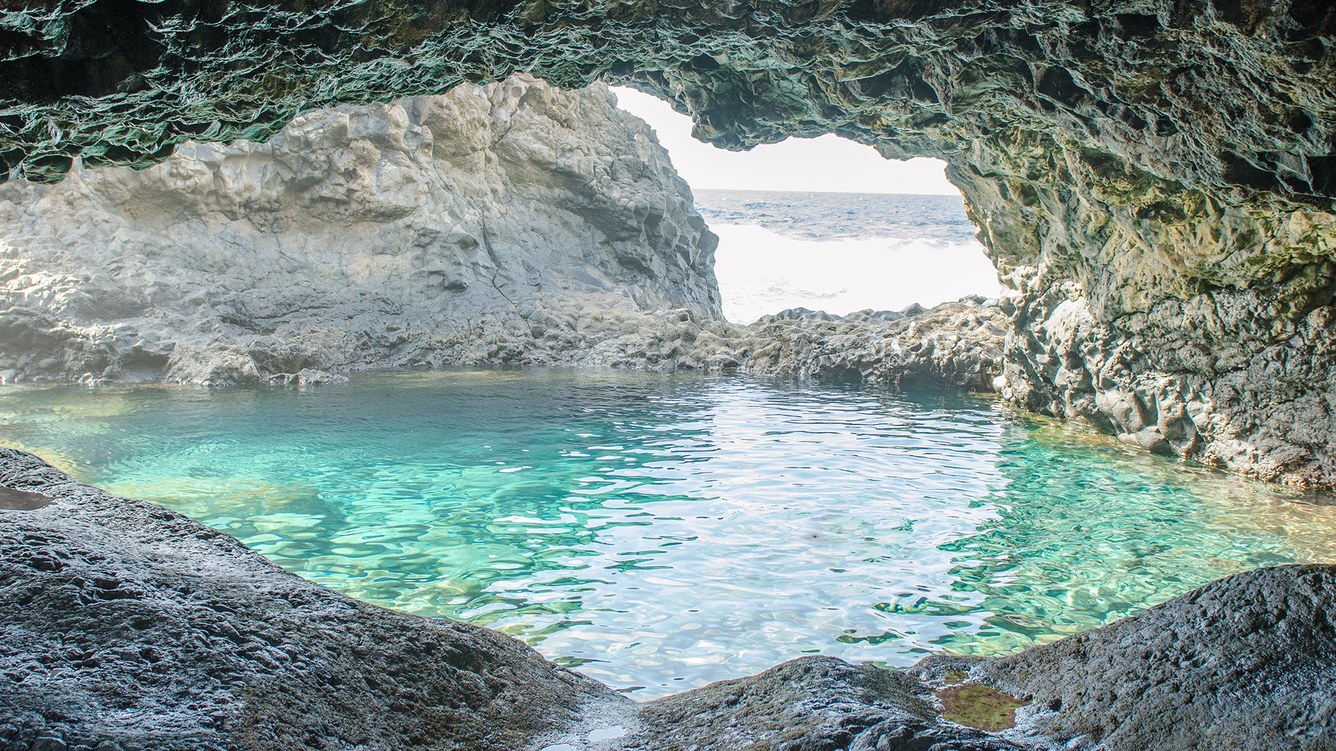 Está en el medio del Océano Atlántico, y es la más tranquila de las islas Canarias. Desde 2014 se convirtió en un geoparque protegido por la UNESCO y es casi un lugar secreto entre los viajeros y los españoles que llegan a la península. Aquí hay opciones para todas las edades, se puede hacer esnórquel, kayak y descubriendo al lagarto gigante de El Hierro, como también, probar los vinos emergentes de la isla, hechos con uvas que crecen en unas pendientes de vértigo. ¿Un imperdible? La piscina natural del Charco Azul, en la localidad de El Golfo