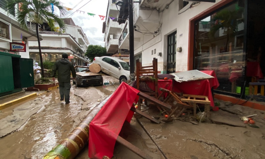 Según Enrique Alfaro, en Puerto Vallarta reportan por el momento dos personas desaparecidas y numerosos daños materiales (Foto: Twitter @EnriqueAlfaroR)