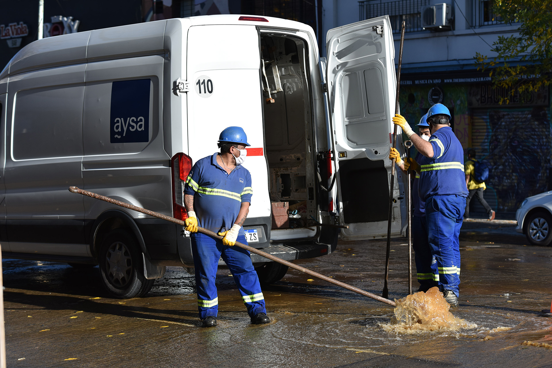 Con el correr de la tarde, más trabajadores de AySA arribaron al lugar para intentar controlar la situación