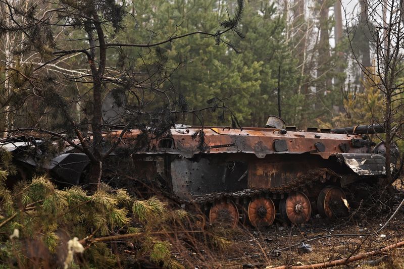Un tanque ruso destruido, en medio de la invasión rusa de Ucrania