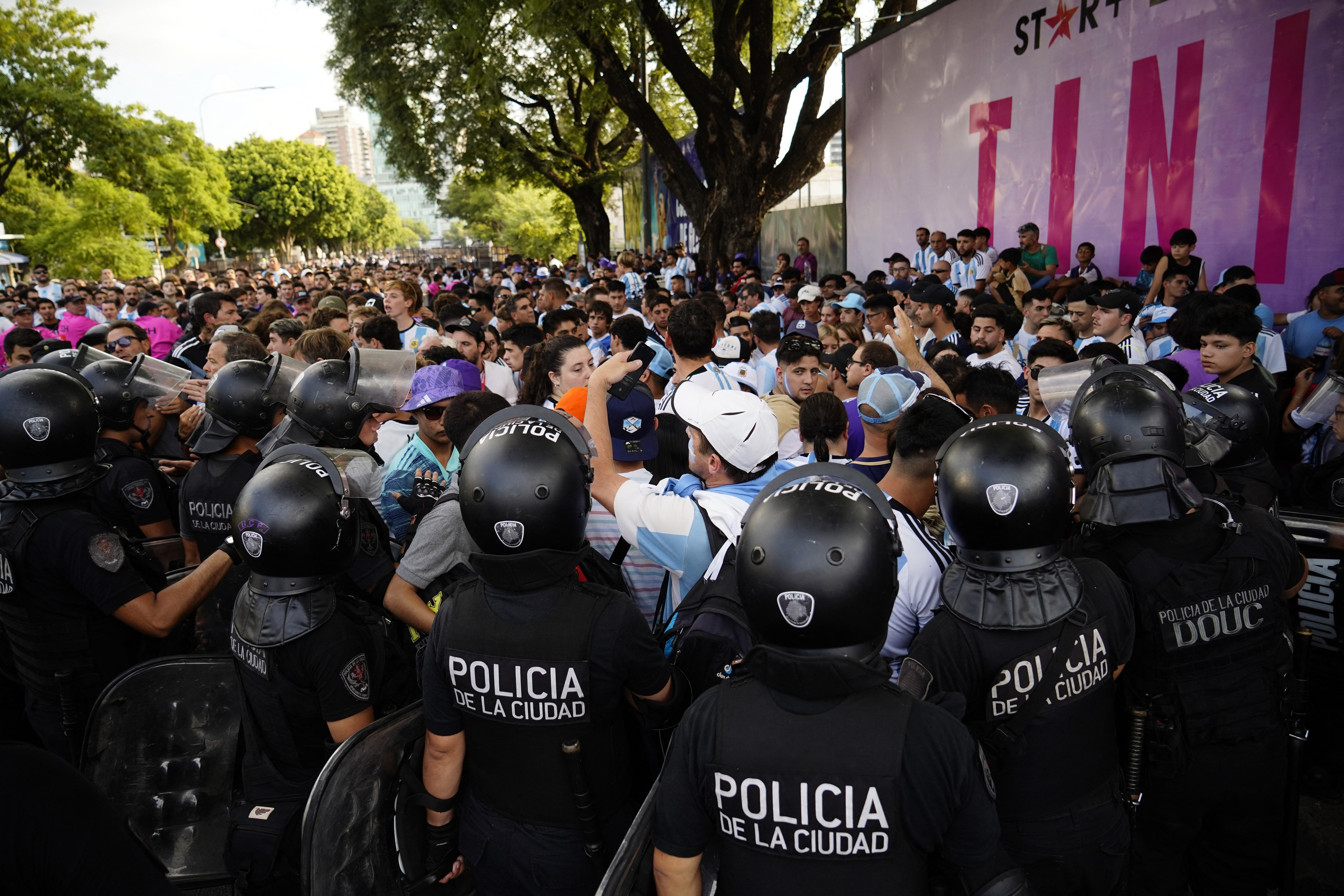 El cordón policial contiene a la multitud (REUTERS/Emmanuel Fernandez)