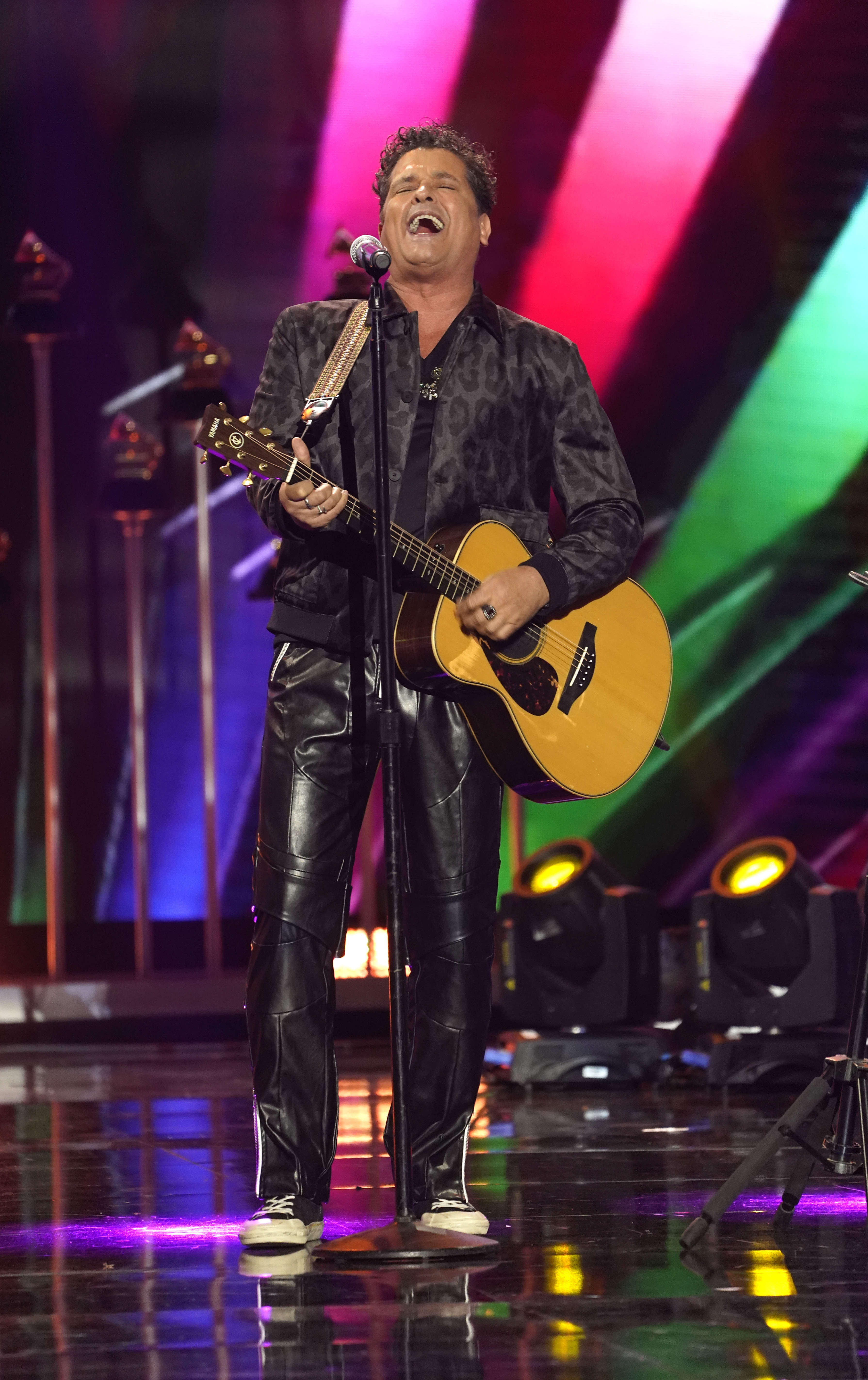 Carlos Vives durante su presentación en la 65a entrega anual del Grammy el 5 de febrero de 2023 en Los Angeles. (Foto AP/Chris Pizzello)