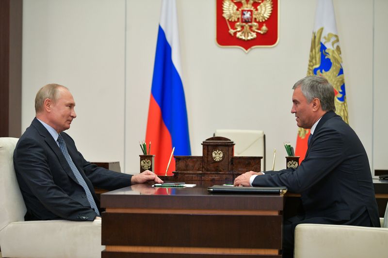 El presidente ruso, Vladímir Putin, junto al presidente de la Duma Estatal, Viacheslav Volodin (Sputnik/Alexei Druzhinin/Kremlin vía REUTERS)