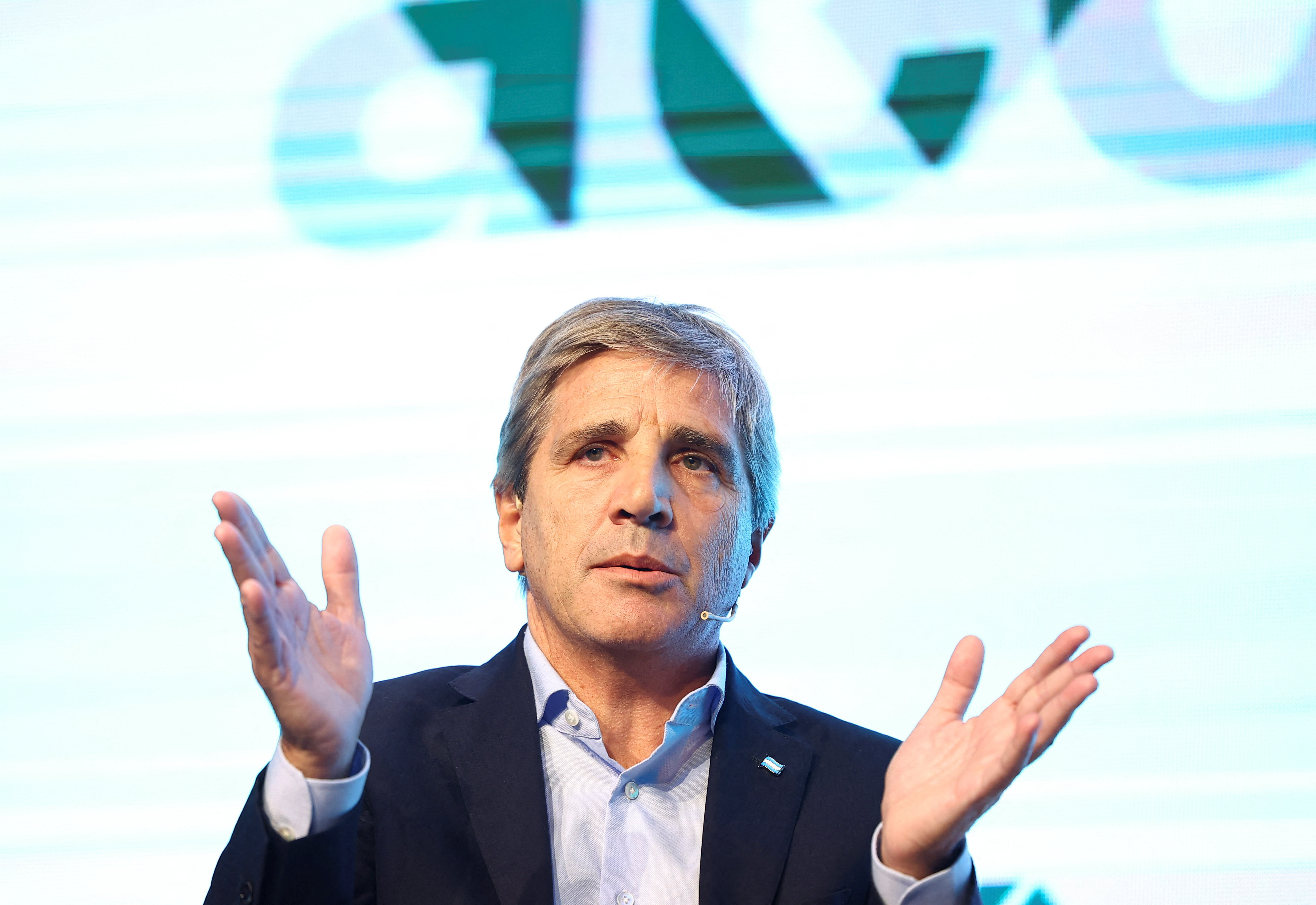 El mercado espera más claridad sobre cómo se acumularán reservas y el riesgo país no logra aún perforar los 600 puntos  