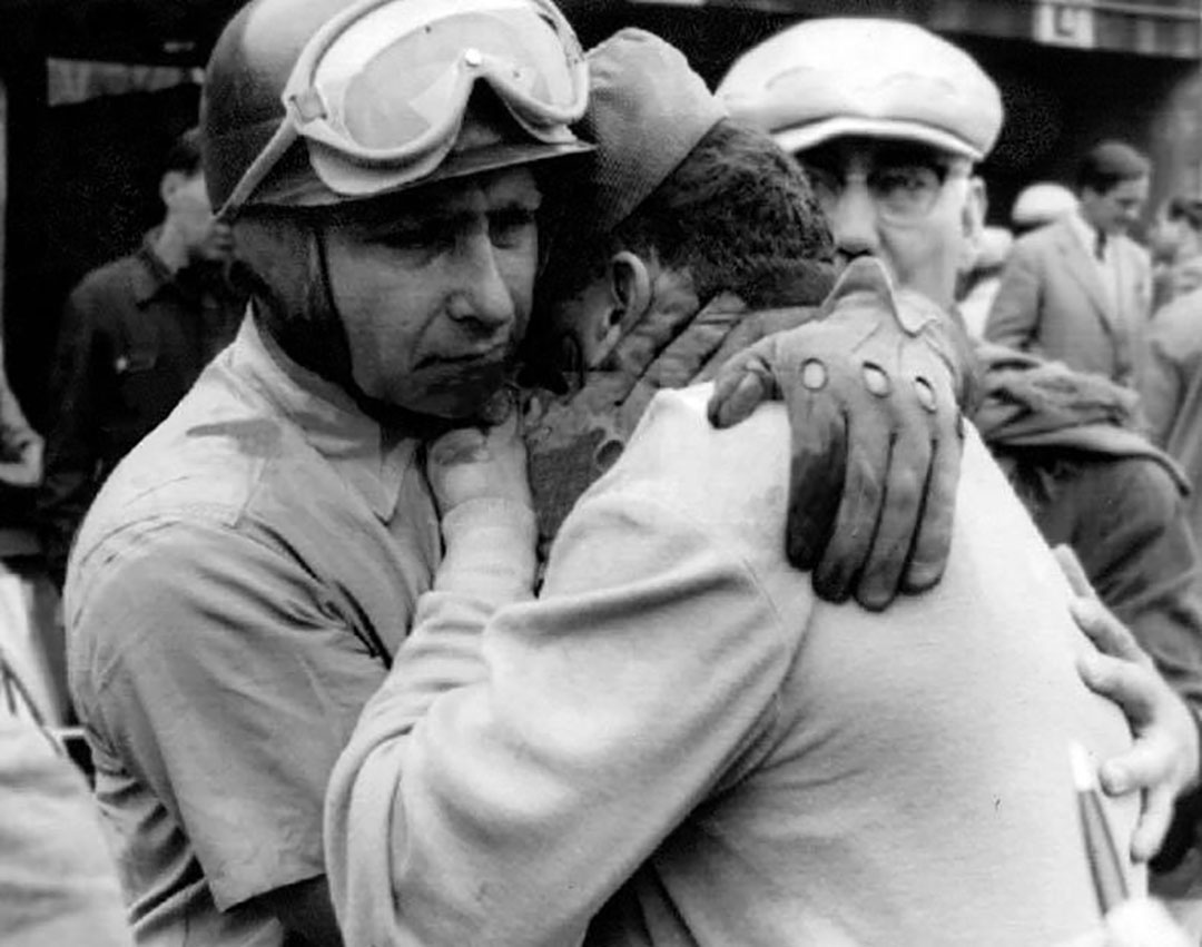 Juan Manuel Fangio consuela a José Froilán González al enterarse de la muerte de Onofre Marimón (Museo Fangio)