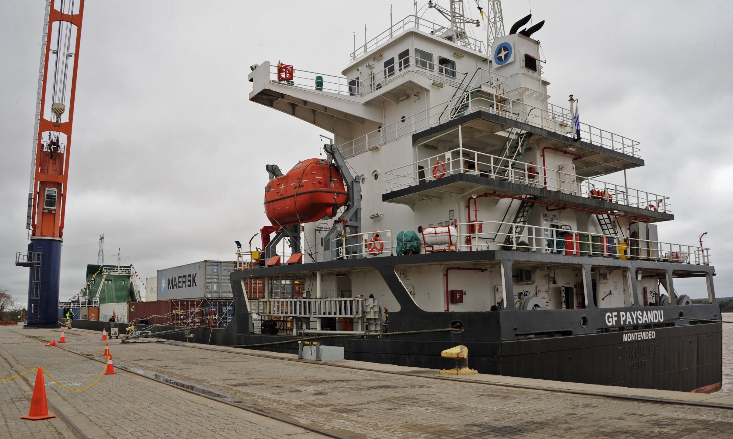 Fotografía cedida por la Presidencia de Uruguay, fechada el 24 de julio de 2020, del barco de carga GF Paysandú en el departamento de Paysandú. EFE/ Presidencia Uruguay