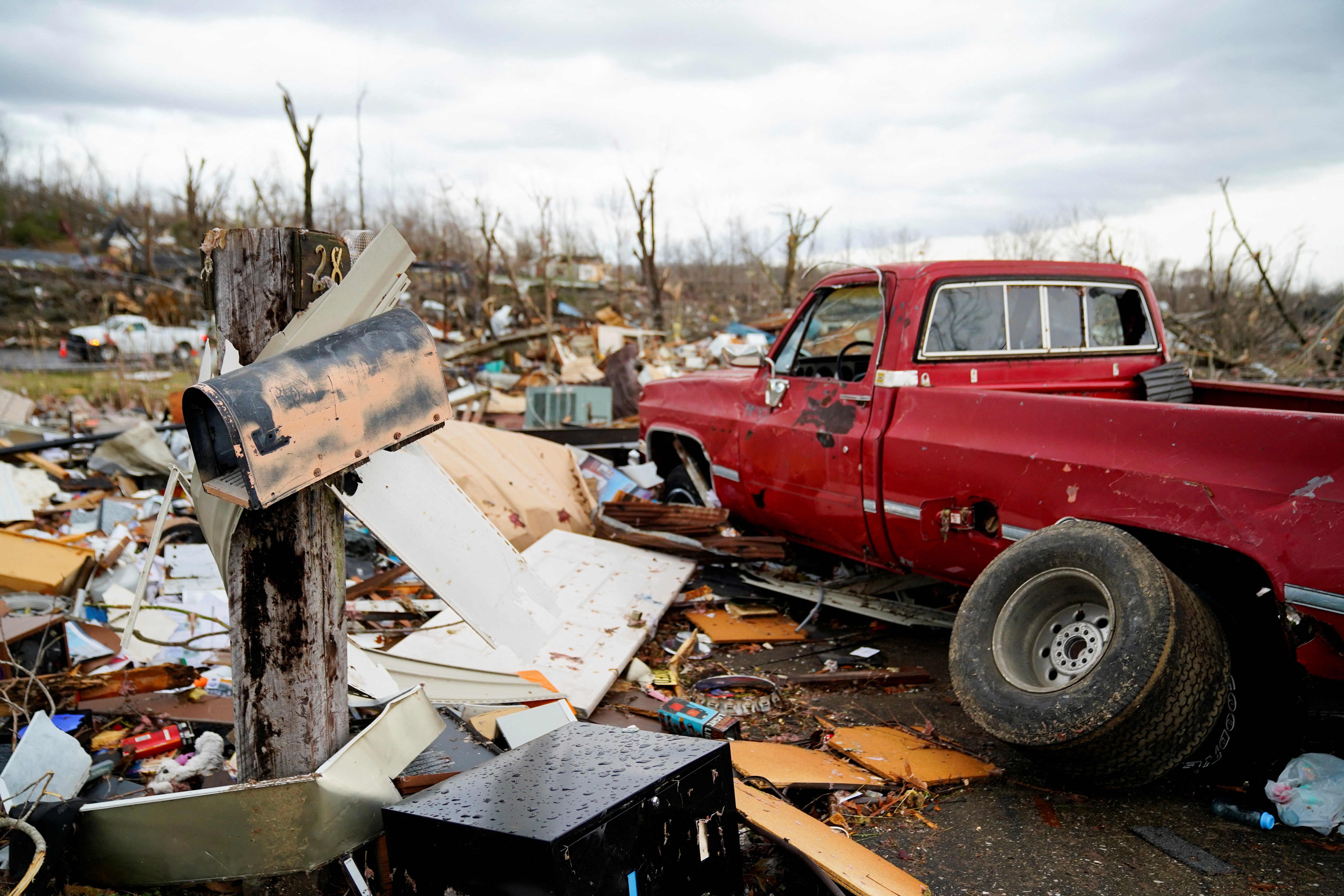 Un buzón de correo en el terreno de una casa arrasada por el tornado en Earlington, Kentucky, este 11 de diciembre de 2021 (REUTERS/Cheney Orr)