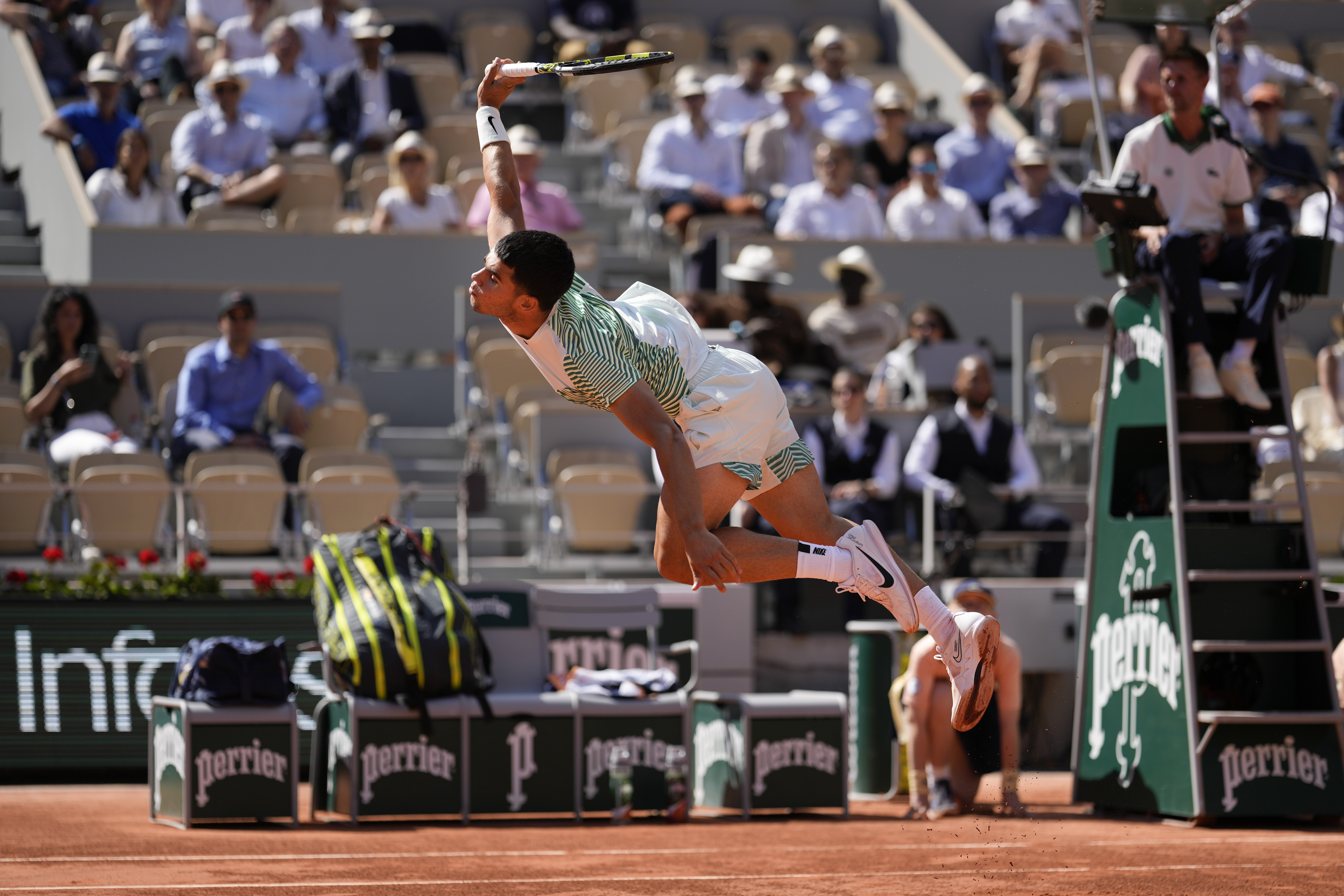 Alcaraz sobrevive susto en Roland Garros