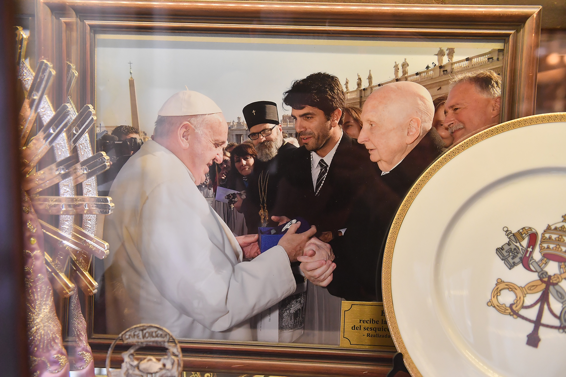 Nicolás Prado y Roberto Fanego, quien fue gerente del Tortoni, recibidos por el Papa Francisco. Fanego fue quien en 1963 relevó todos los registros históricos para ponerlos en valor en el Tortoni.  "Fue la persona que nos marcó a todos los que trabajamos el día de hoy cómo tiene que ser la continuidad de café acá en el tiempo", explica Prado, En pocas palabras, creó el Tortoni como es hoy.
(Crédito: Maximiliano Luna)