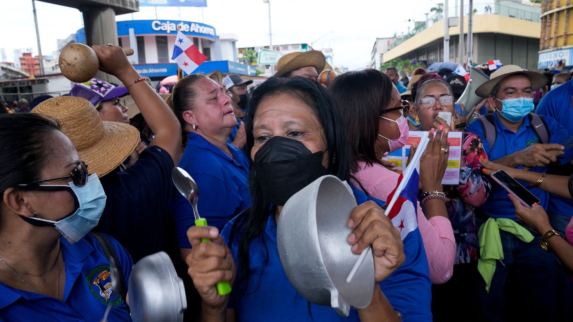 Una mujer golpea un utensillo de cocina en una protesta del sindicato de maestros en Panamá  (AP Photo/Arnulfo Franco)