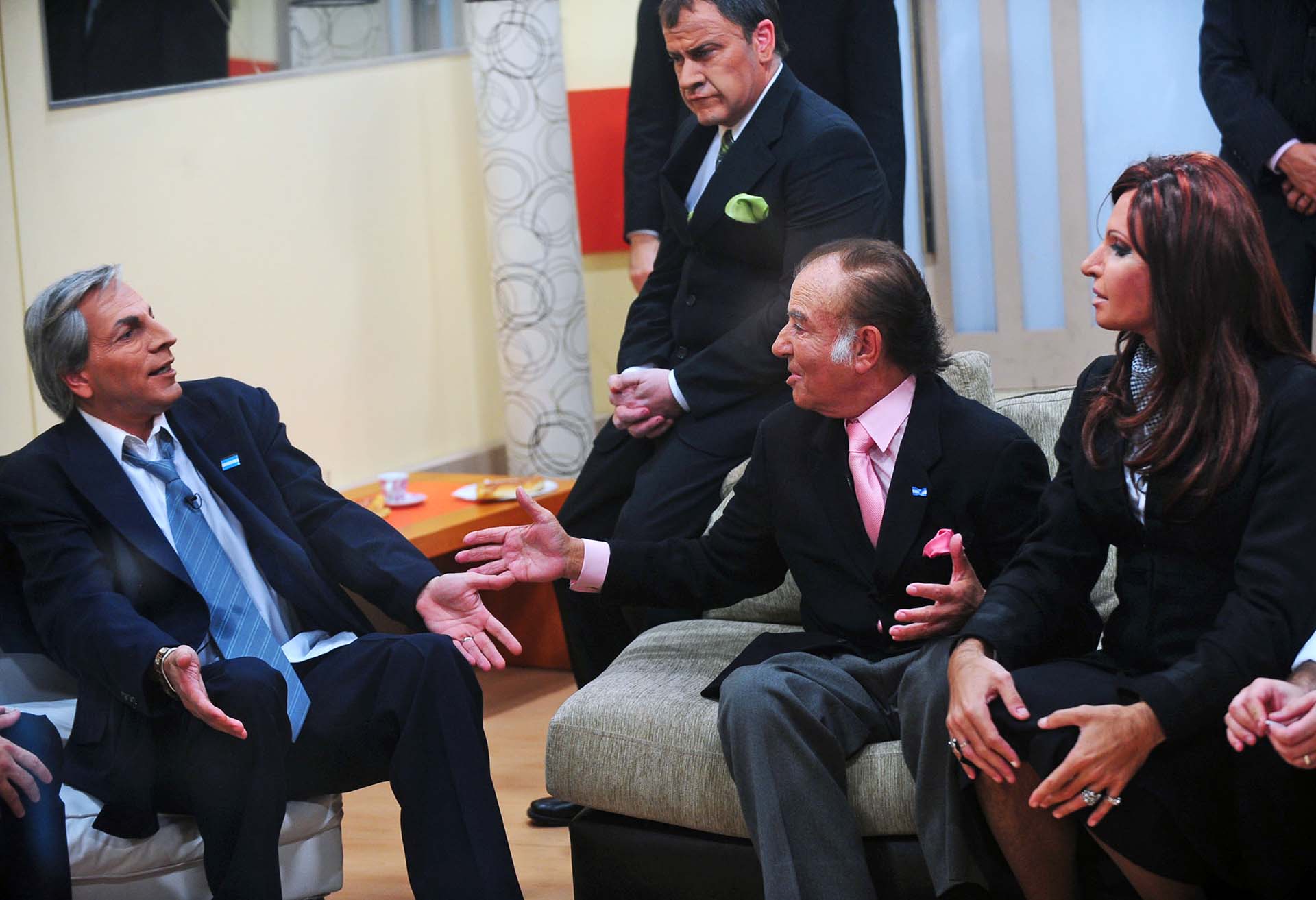 Carlos Menem siguió frecuentando los programas de televisión, aún fuera de la presidencia. Aquí en una emisión de la parodia 