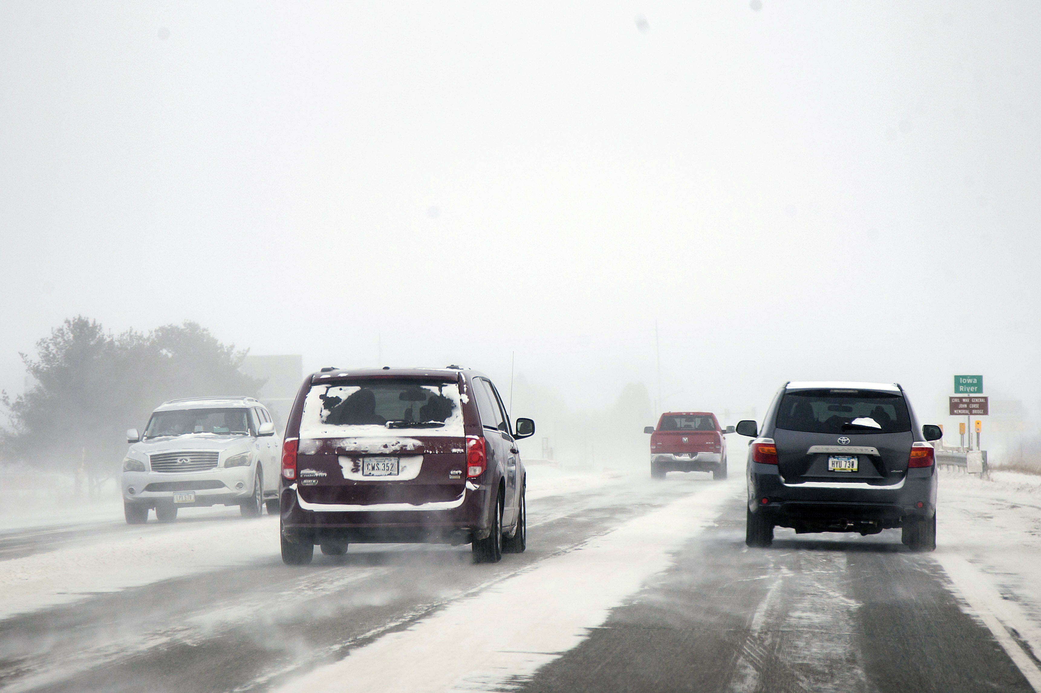 a nieve sopla a través de la autopista 6 de EE.UU. mientras los vehículos circulan durante una advertencia de ventisca, el viernes 23 de diciembre de 2022, en Iowa City, Iowa (AP)