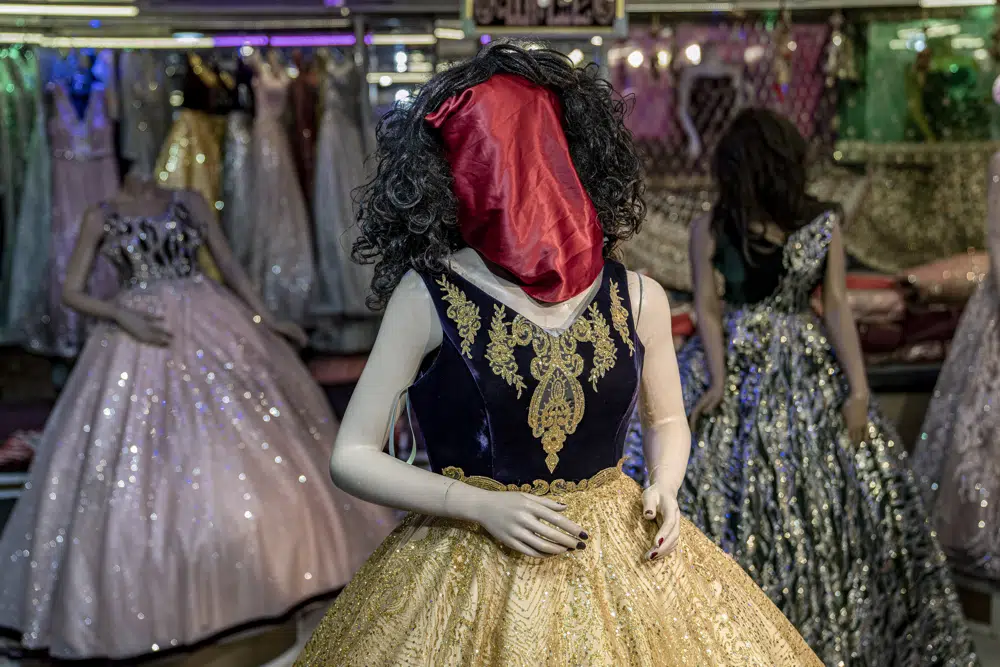 Bajo el régimen talibán, los maniquíes de las tiendas de ropa de mujer de la capital afgana, Kabul, son un espectáculo inquietante (AP Photo/Ebrahim Noroozi)