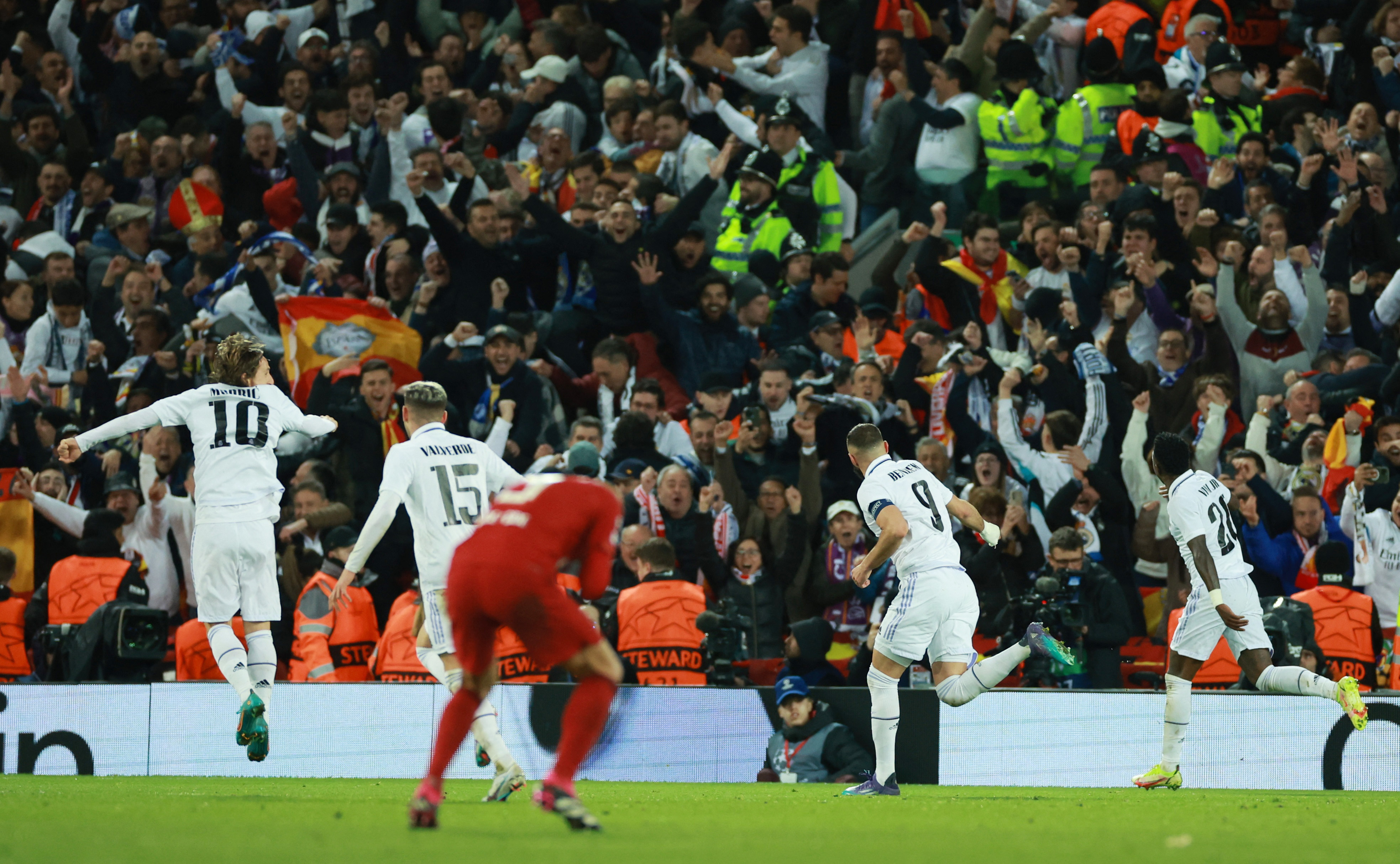 Karim Benzema festeja el 5-2. Foto: REUTERS/Phil Noble