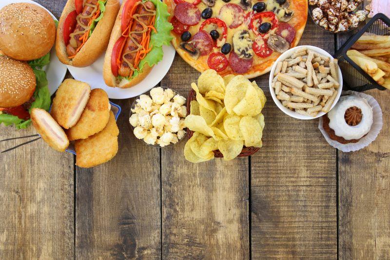 Los alimentos ultraprocesados aumentan el riesgo de ACV y deterioro cognitivo, indicó un nuevo estudio