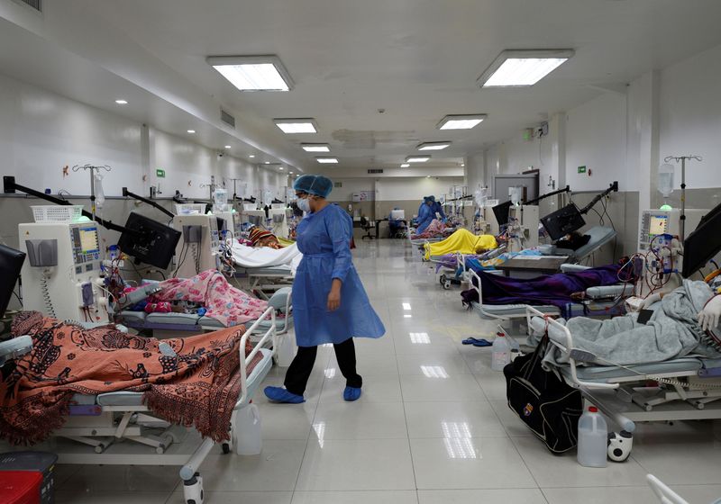 Pacientes se someten a diálisis, en medio del brote de coronavirus en Guayaquil, Ecuador el 18 de abril de 2020 (REUTERS/Santiago Arcos)
