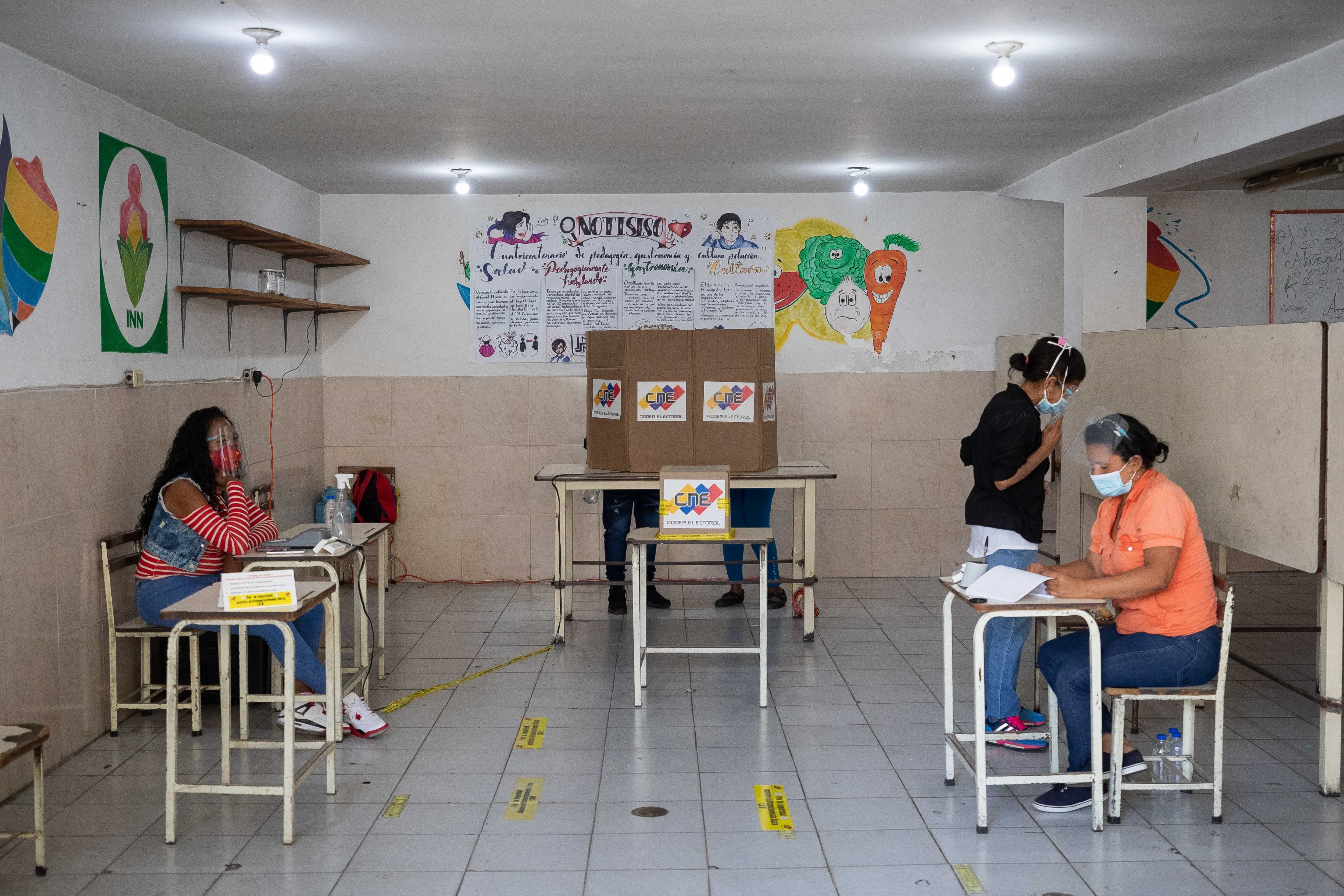 Personas votando en un colegio electoral en Caracas (EFE/Rayner Peña R/Archivo)
