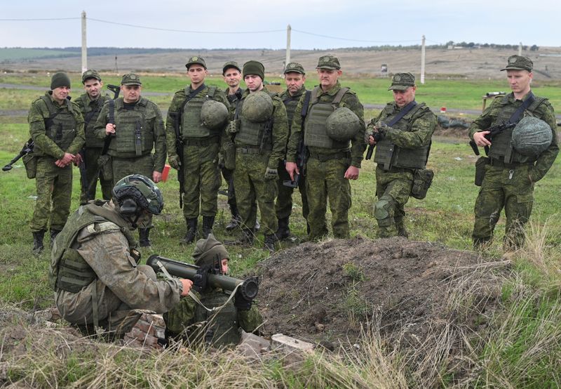 Reservistas recién movilizados participan en un entrenamiento en un campo de tiro en el óblast de Rostov, Rusia, el 4 de octubre de 2022 (REUTERS/Sergey Pivovarov)
