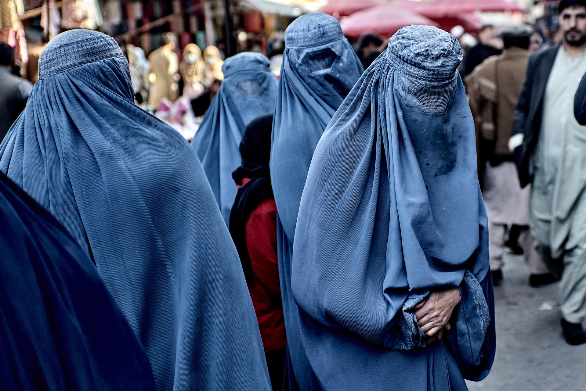 Apartheid de g&eacute;nero en Afganist&aacute;n: mujeres y ni&ntilde;as fueron arrestadas por incumplir el c&oacute;digo de vestimenta impuesto por los talibanes