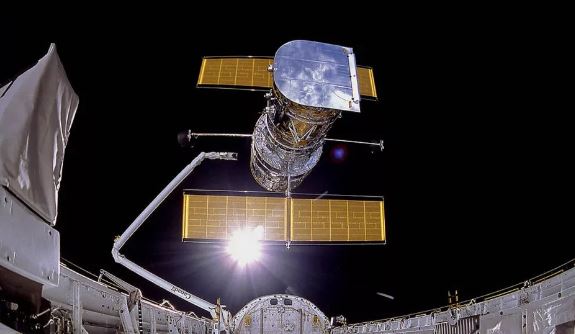 Momento en el que el transbordador Discovery pone en órbita el Hubble (NASA)