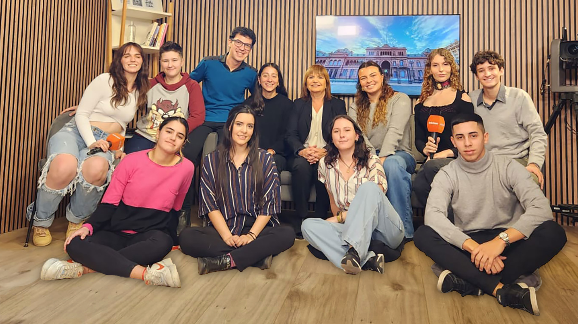 Virginia, Victoria K., Felipe, Victoria C., Patricia Bullrich, Martina, Leandra, y Franco. Luego, Candela, Micaela, Muriel y Fausto