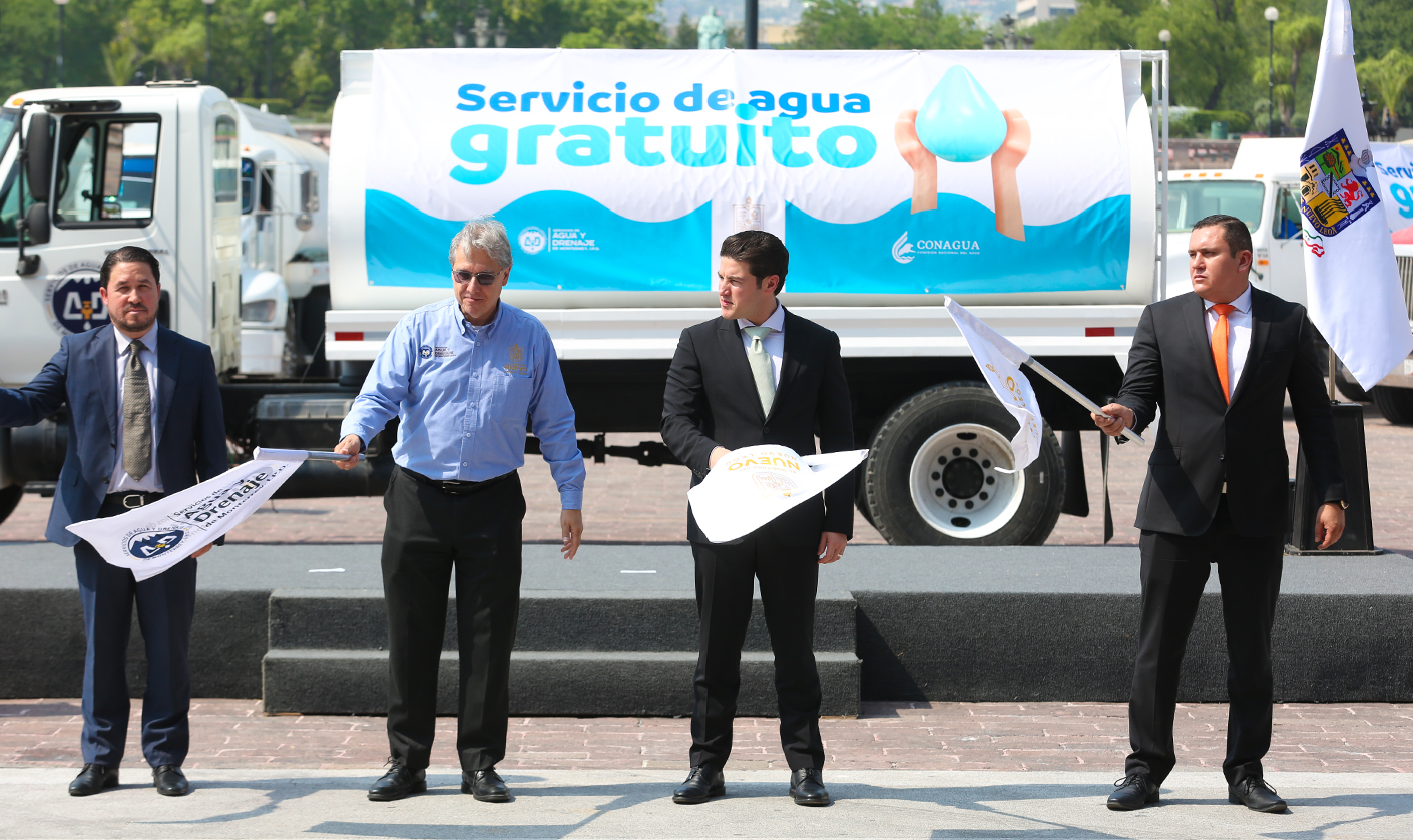 Samuel García anunció la puesta en marcha de 30 nuevas pipas para el abasto de agua (Foto/nl.gob.mx)