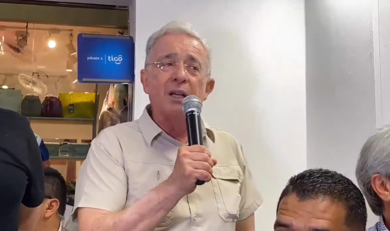 El expresidente de la República Álvaro Uribe, en su gira por la Costa Atlántica. Foto @cedemocratico