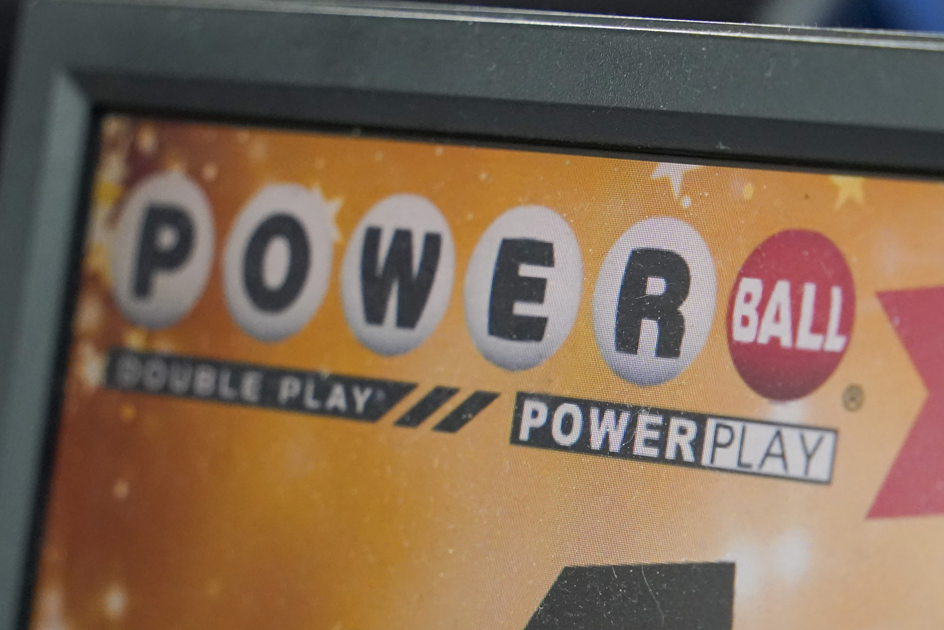 Una publicidad de la lotería Powerball en Renfrew, Pensilvania, el 7 de noviembre de 2022. . (Foto AP /Keith Srakocic)