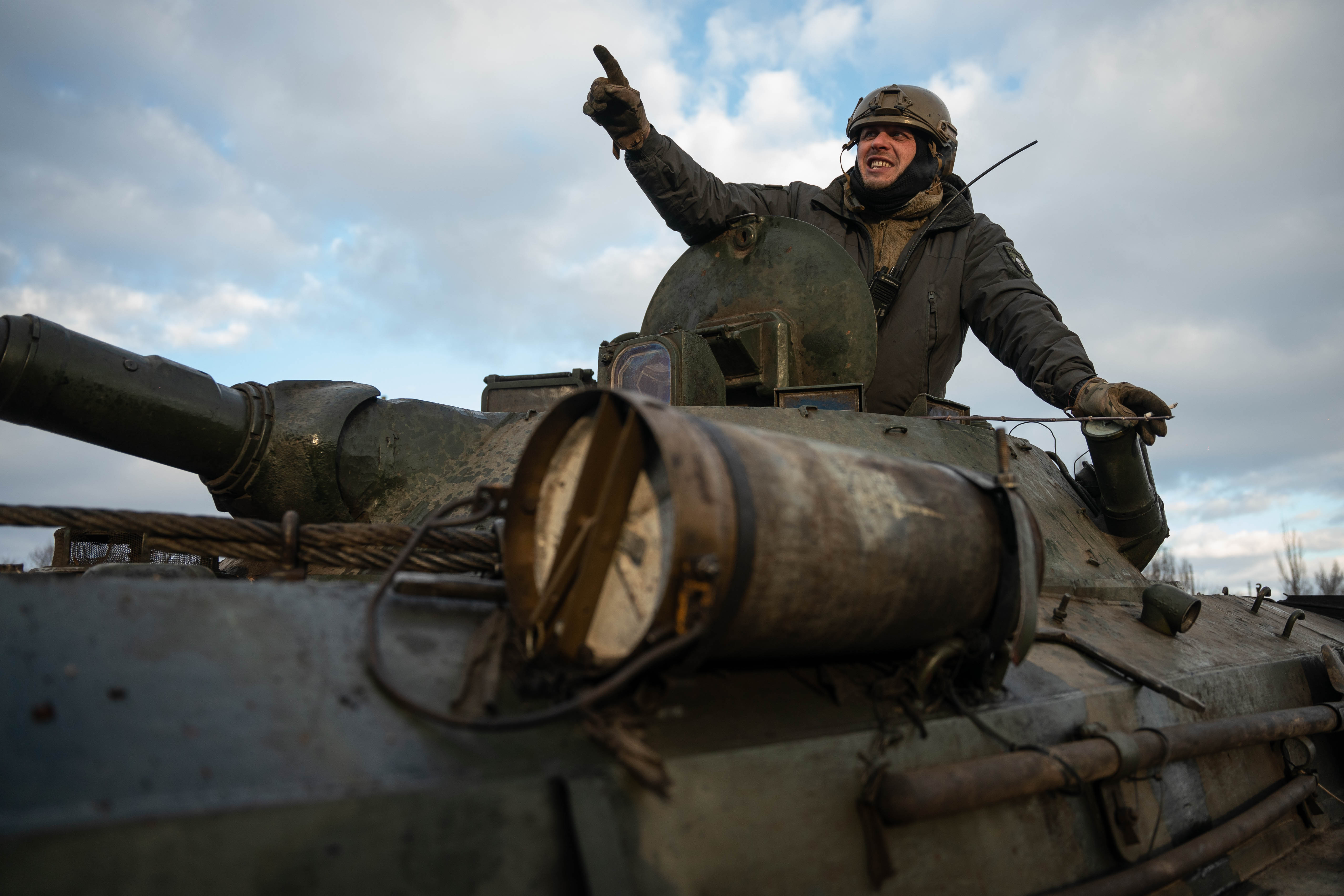 "Kurt", uno de los comandantes de la brigada 28, da las últimas órdenes antes de partir hacia la denominada "zona 0" para realizar un operativo en conjunto comandado con drones para abatir posiciones rusas cercanas a Bakhmut