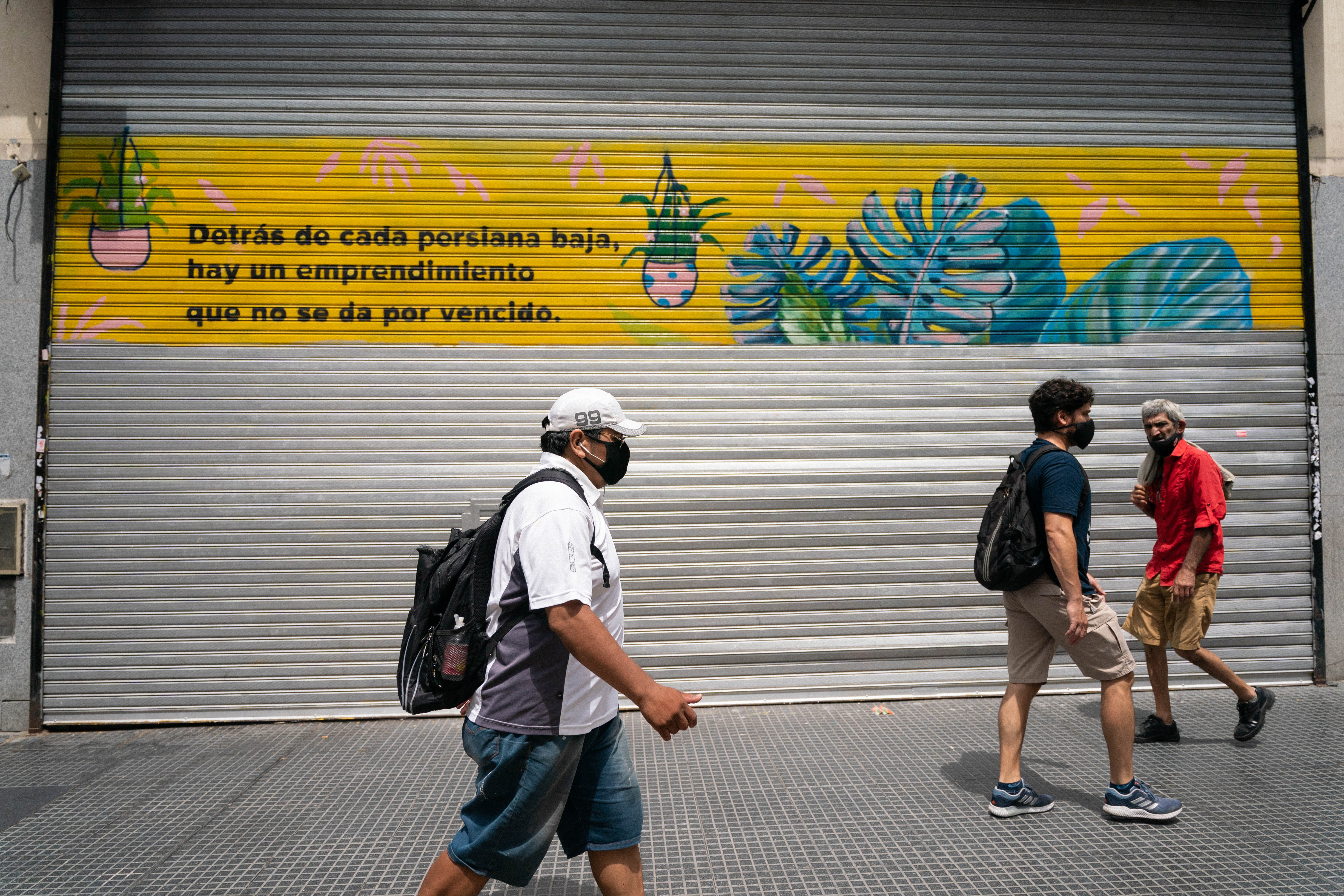 Persiana baja, una de las tantas postales que se ven hoy en Corrientes. En este caso, con un mensaje optimisa de los dueños: un emprendedor que no baja los brazos. (Foto: Franco Fafasuli)