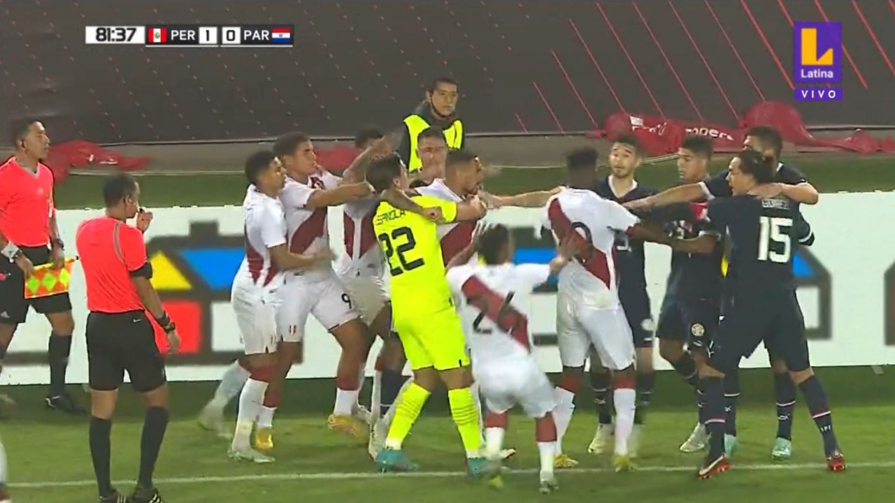 Pelea de jugadores en Perú vs Paraguay terminó con dos expulsados en el Estadio Monumental