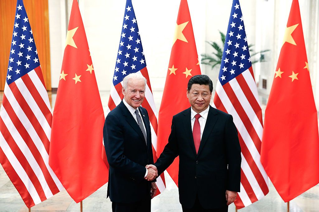 Encuentro entre el presidente chino, Xi Jinping, con el presidente estadounidense, Joe Biden, en Beijing en 2013. Xi no viaja a la cumbre de Glasgow. La esperanza de un acuerdo se centra en el mercado de compensaciones del carbono. Lintao Zhang/Getty Images