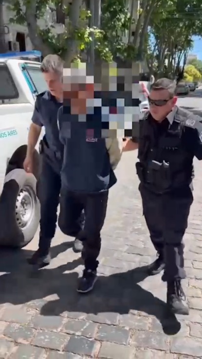 Los videos de crueldad animal por los que detuvieron a dos hombres en Junín tras apuñalar y patear a perros