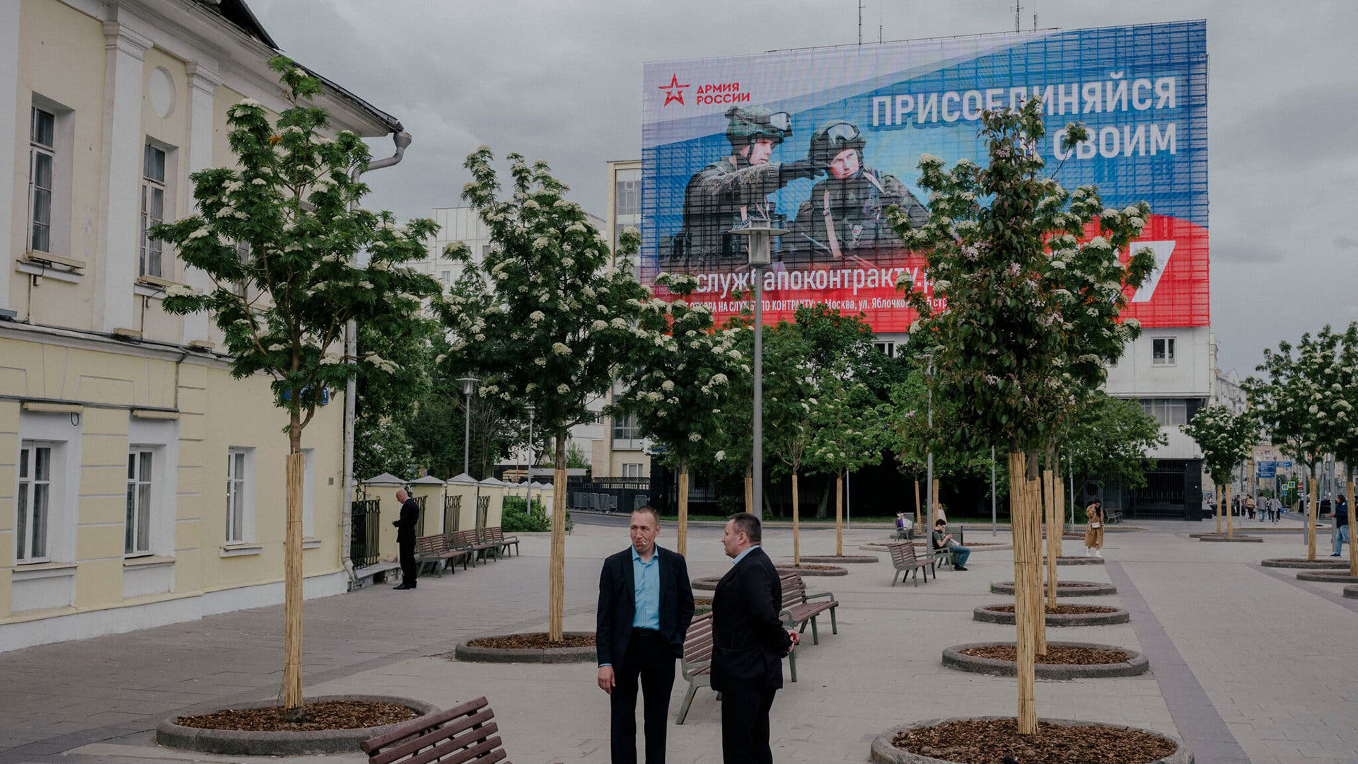 Un anuncio de reclutamiento para el ejército ruso en una valla publicitaria de Moscú. Nanna Heitmann para The New York Times