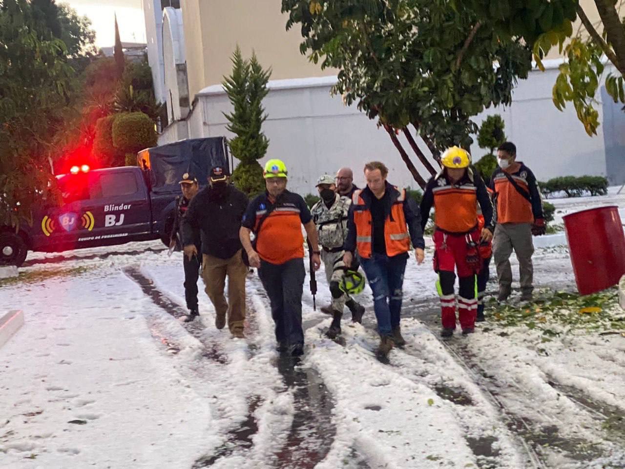 Santiago Taboada, alcalde de la Benito Juárez se dio cita en al zona del desastre para informar (Foto: Twitter / @@STaboadaMx)