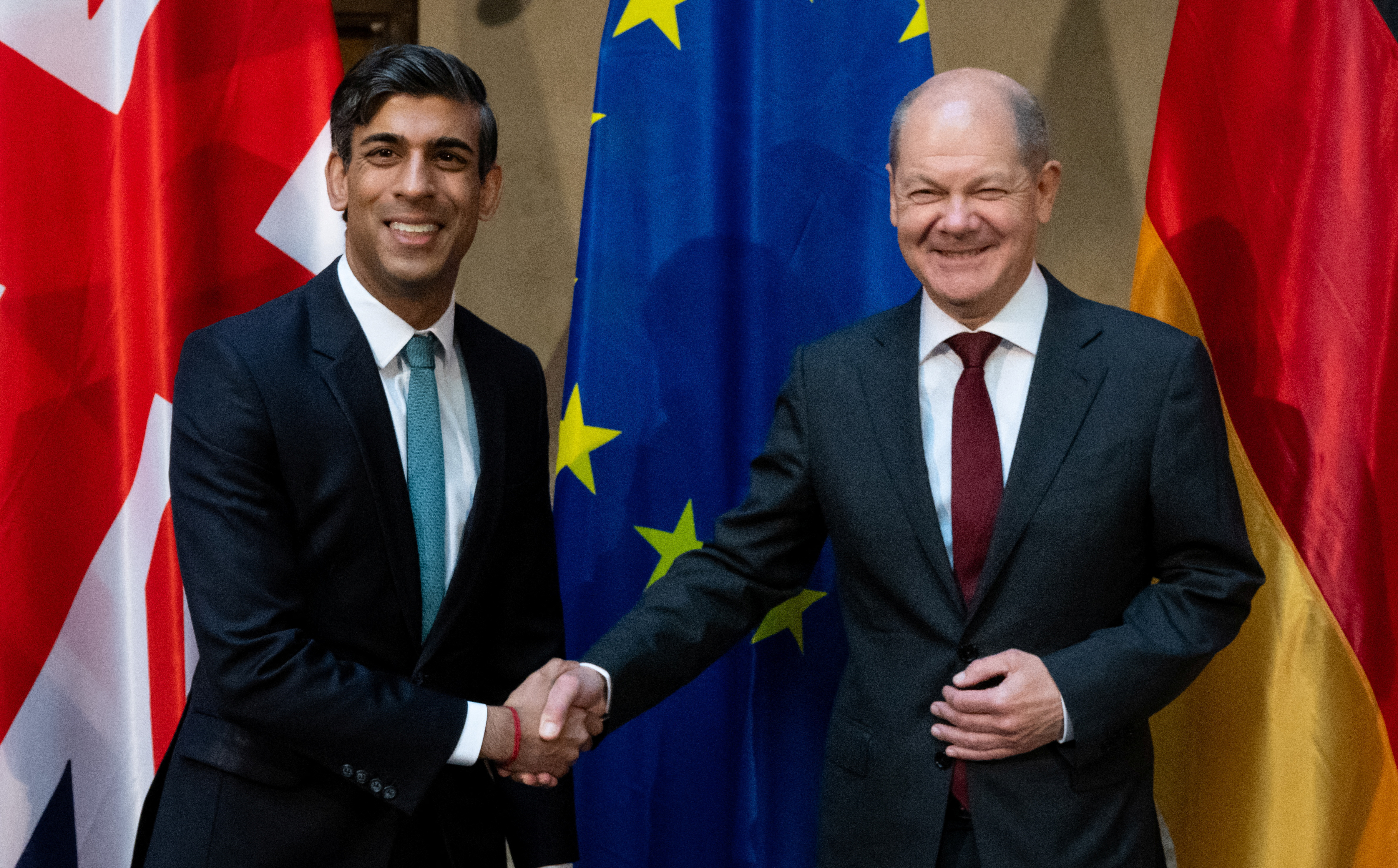 El canciller alemán Olaf Scholz y el primer ministro británico Rishi Sunak se dan la mano en la Conferencia de Seguridad de Munich en Munich, Alemania Sven Hoppe/Pool vía REUTERS