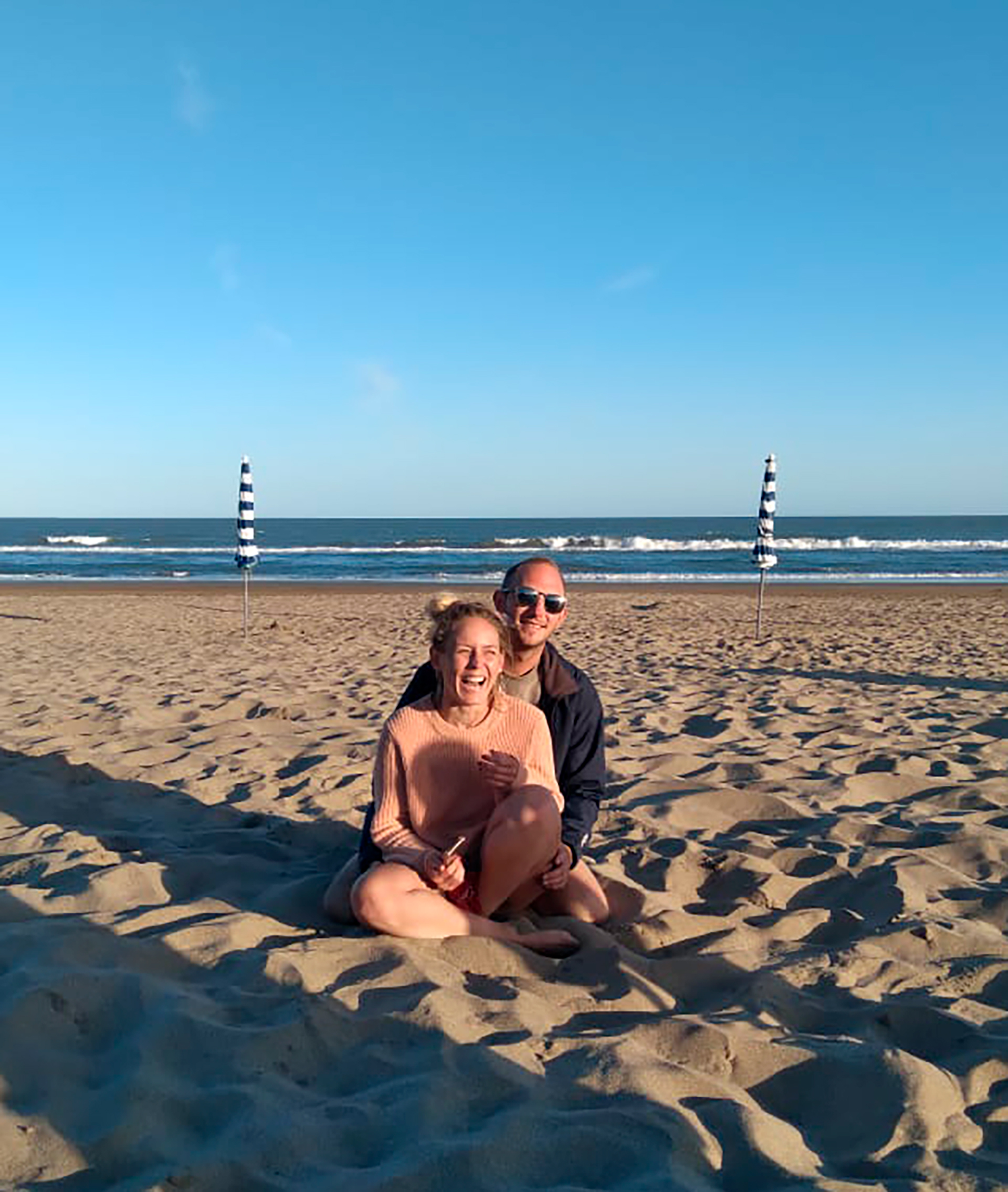 El matrimonio disfrutando de la playa