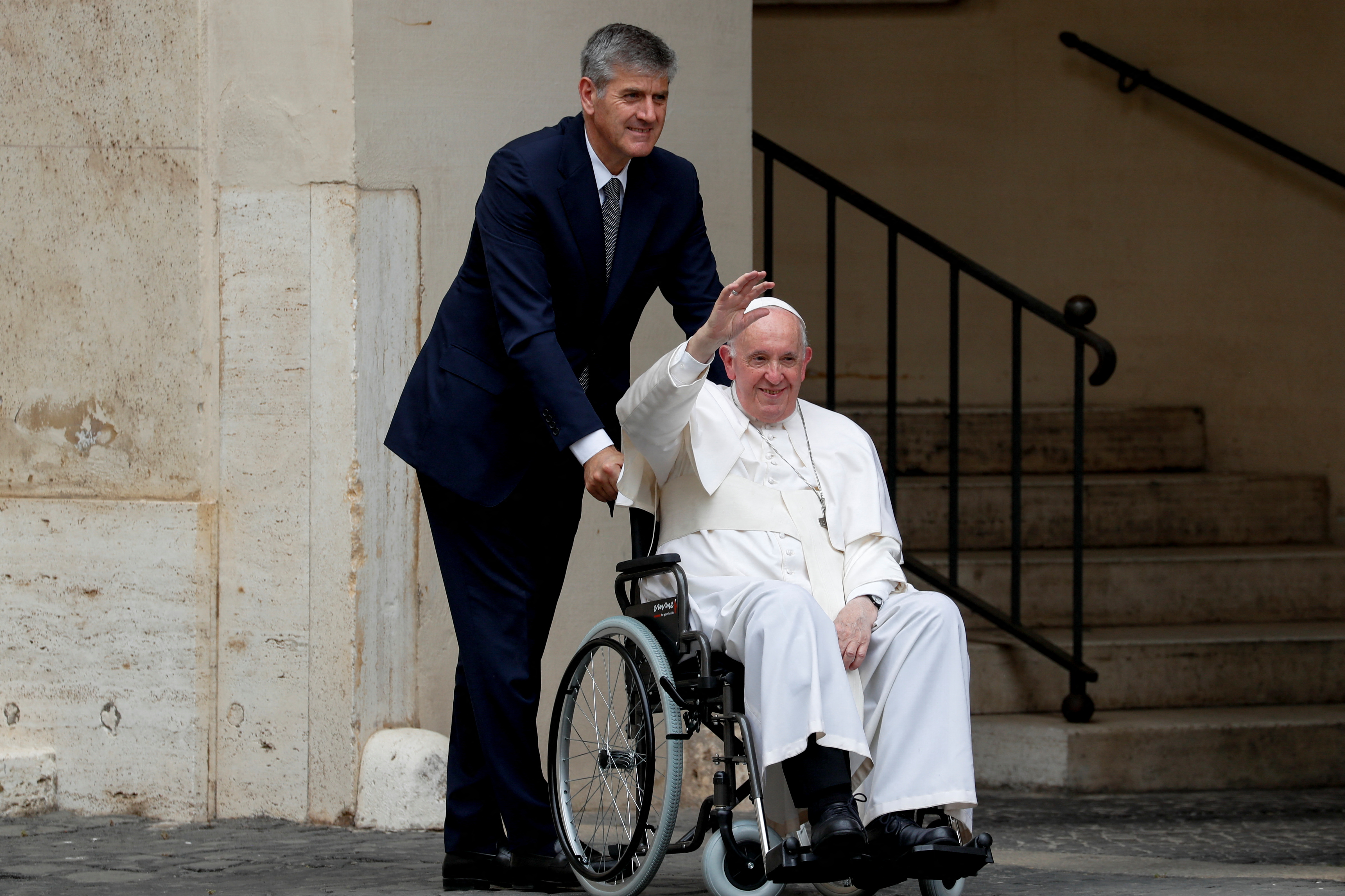 El Papa Francisco saluda mientras se va en silla de ruedas después de reunirse con niños con discapacidades y niños ucranianos que huyeron de su país debido a la invasión de Rusia, en el Vaticano, el 4 de junio de 2022. REUTERS/Remo Casilli 