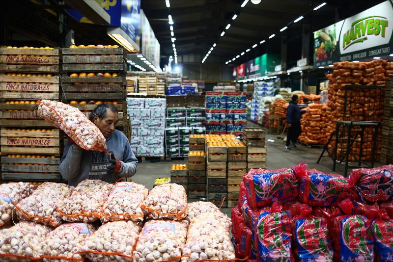 La inflaci&oacute;n mayorista se desaceler&oacute; a 1,1% en junio y acumul&oacute; 33,7% en los &uacute;ltimos doce meses